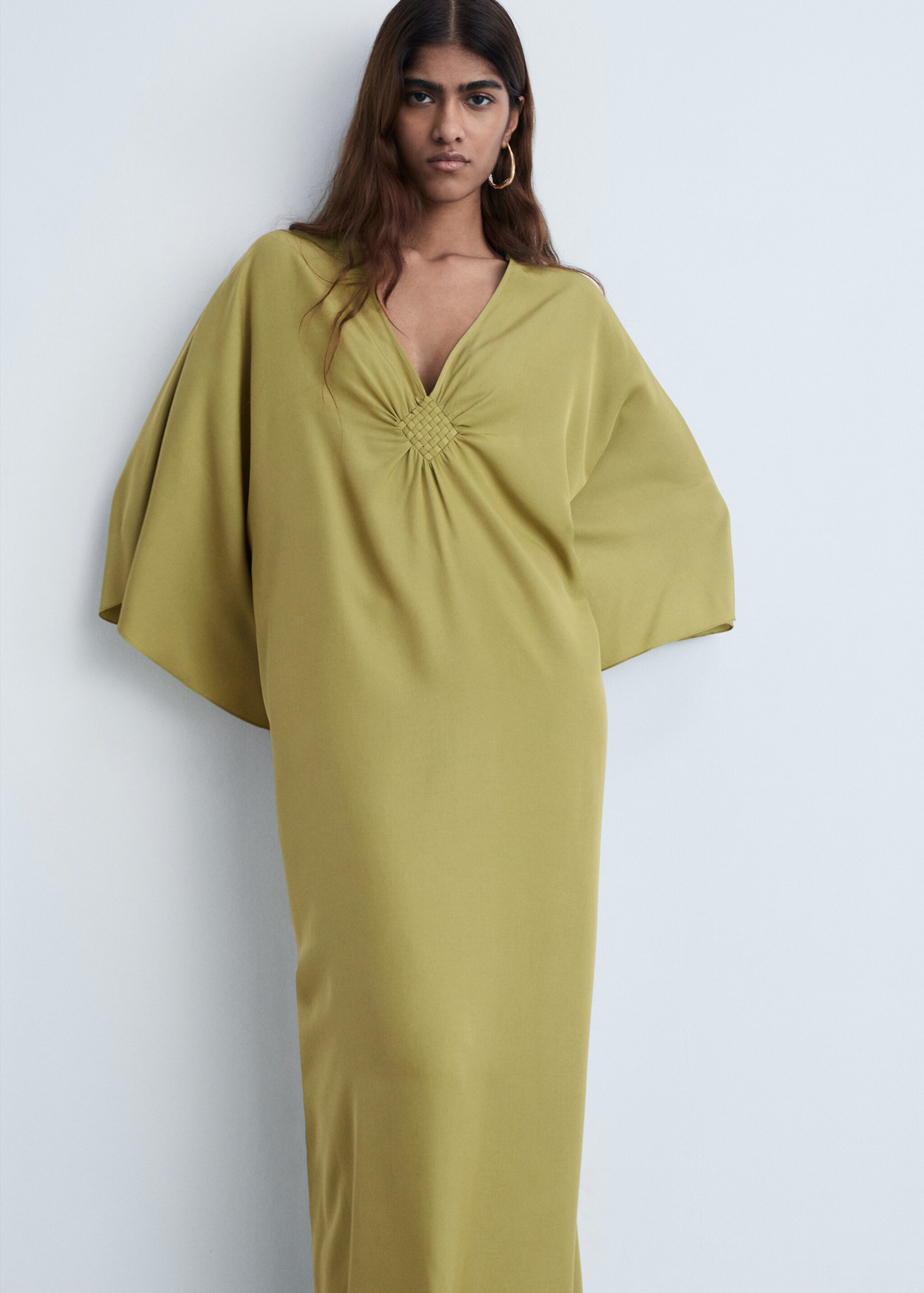 Vestido satinado manga acampanada - Plano medio
