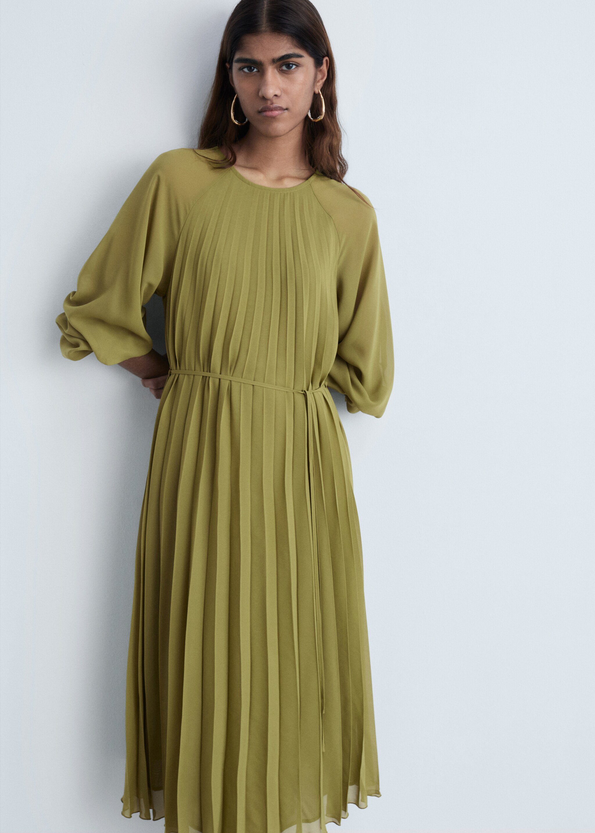 Vestido plisado cinturón lazo - Plano medio