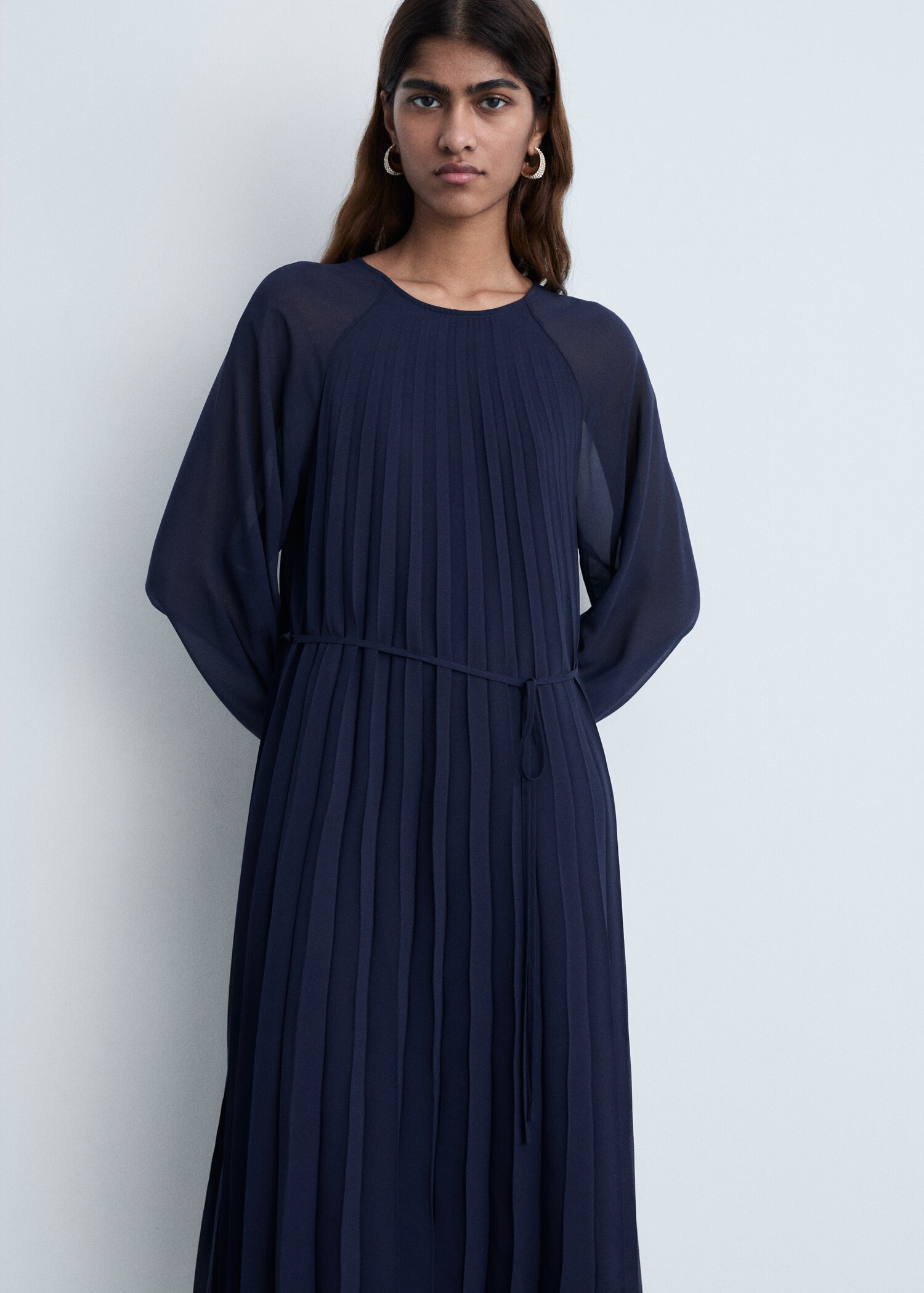 Plissée-Kleid mit Schleifengürtel - Mittlere Ansicht
