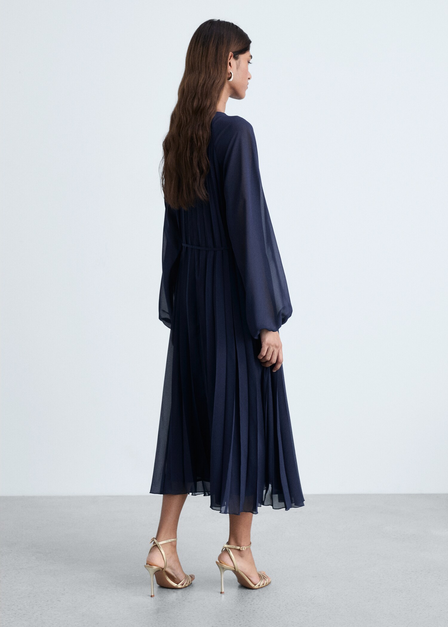 Plissée-Kleid mit Schleifengürtel - Rückseite des Artikels