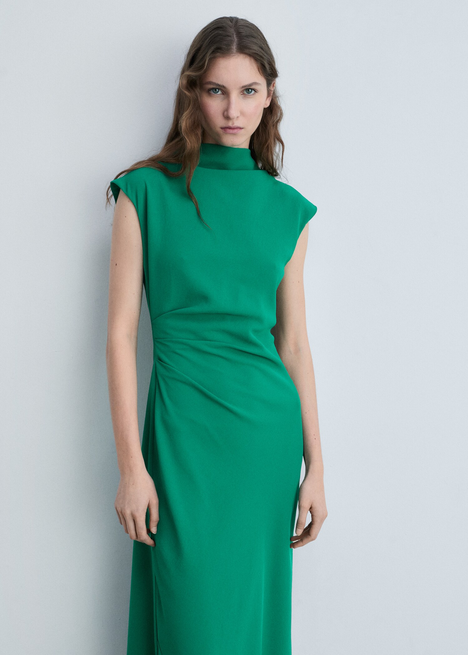 Robe évasée taille drapée - Plan moyen
