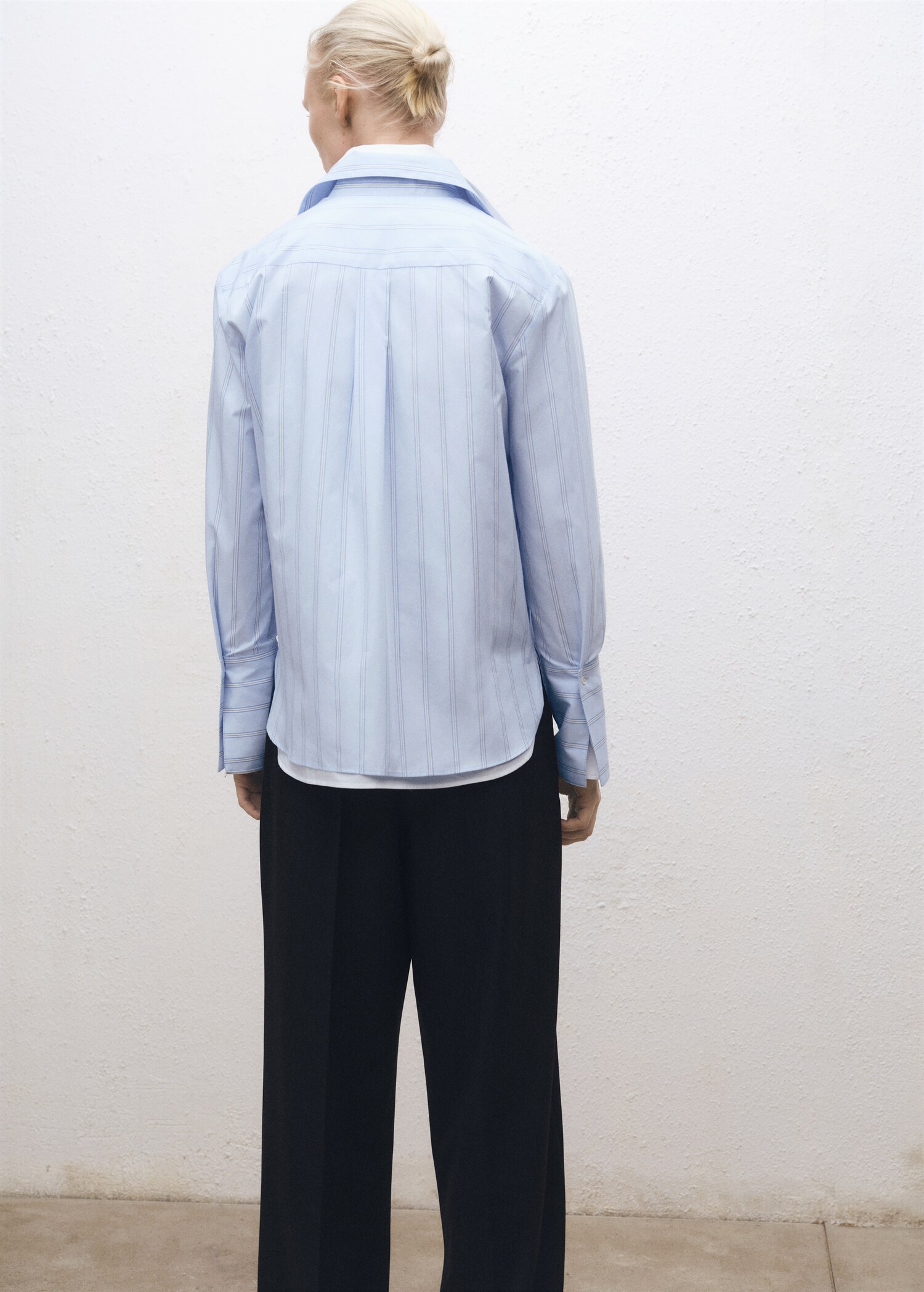 เสื้อเชิ้ตผ้าคอตตอนลายทางทรงพอดีตัว - ด้านหลังของสินค้า