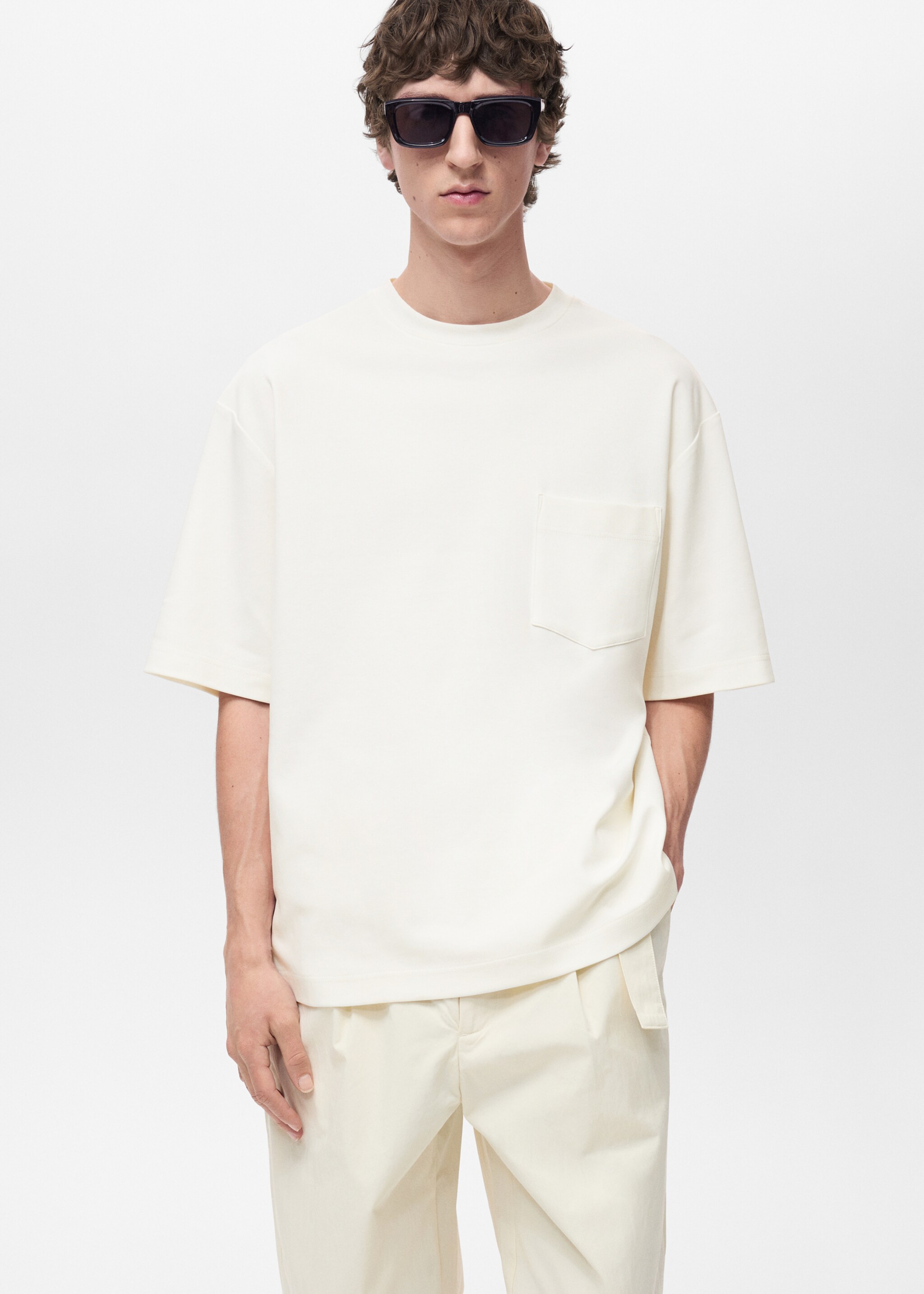 T-shirt med stor passform och ficka - Bild av mittparti
