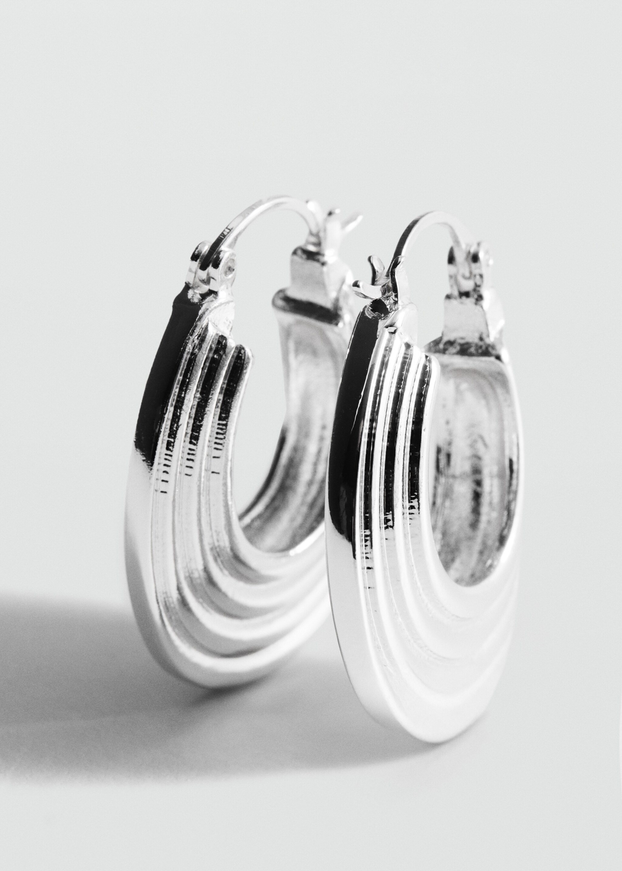 Embossed hoop earrings - Medium plane