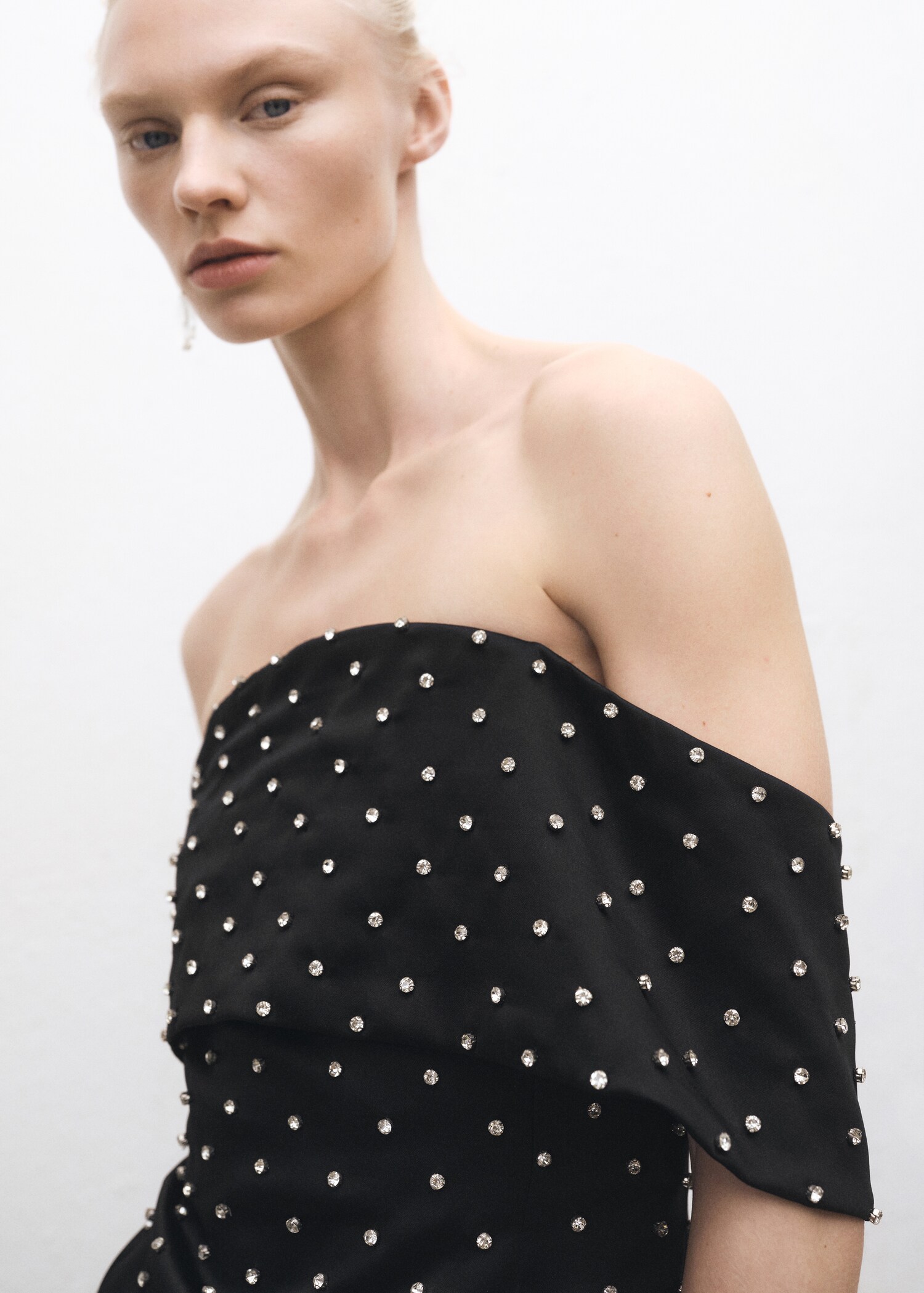 Schulterfreies Kleid mit Glitzer-Applikationen - Mittlere Ansicht