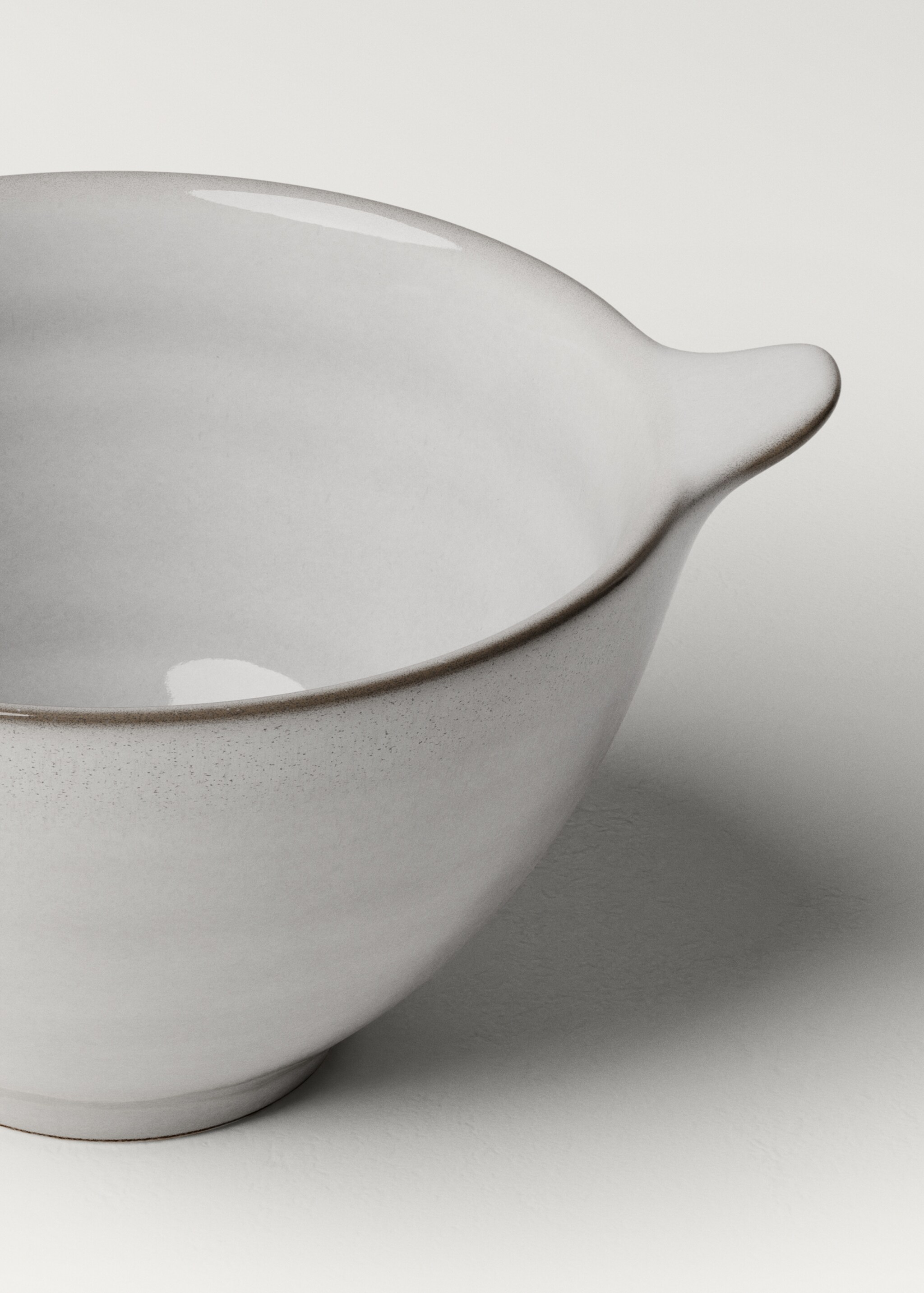 Stoneware bowl with handles and contrast rim - Details of the article 2