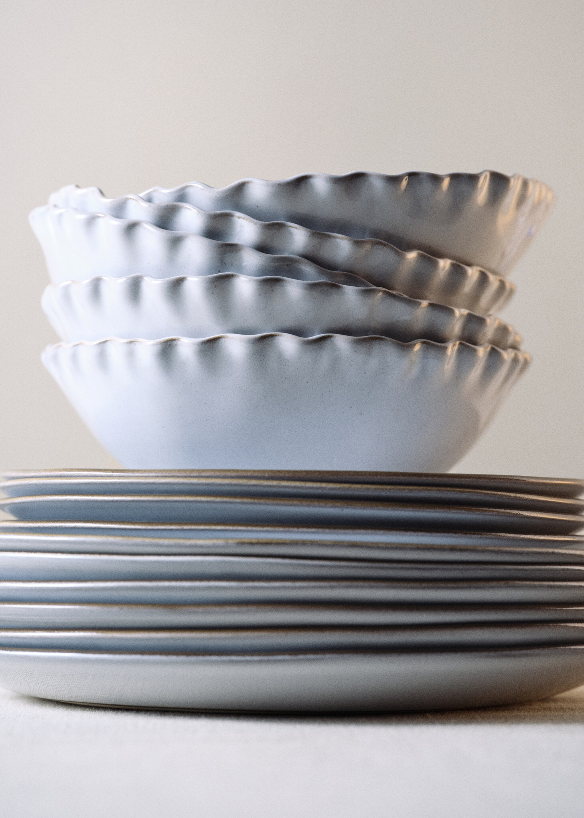 Stoneware bowl with waves and contrasting rim - Details of the article 7