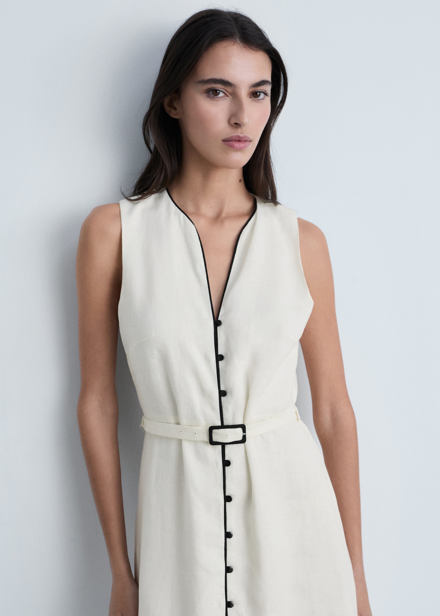 Robe lin liserés contrastés - Plan moyen