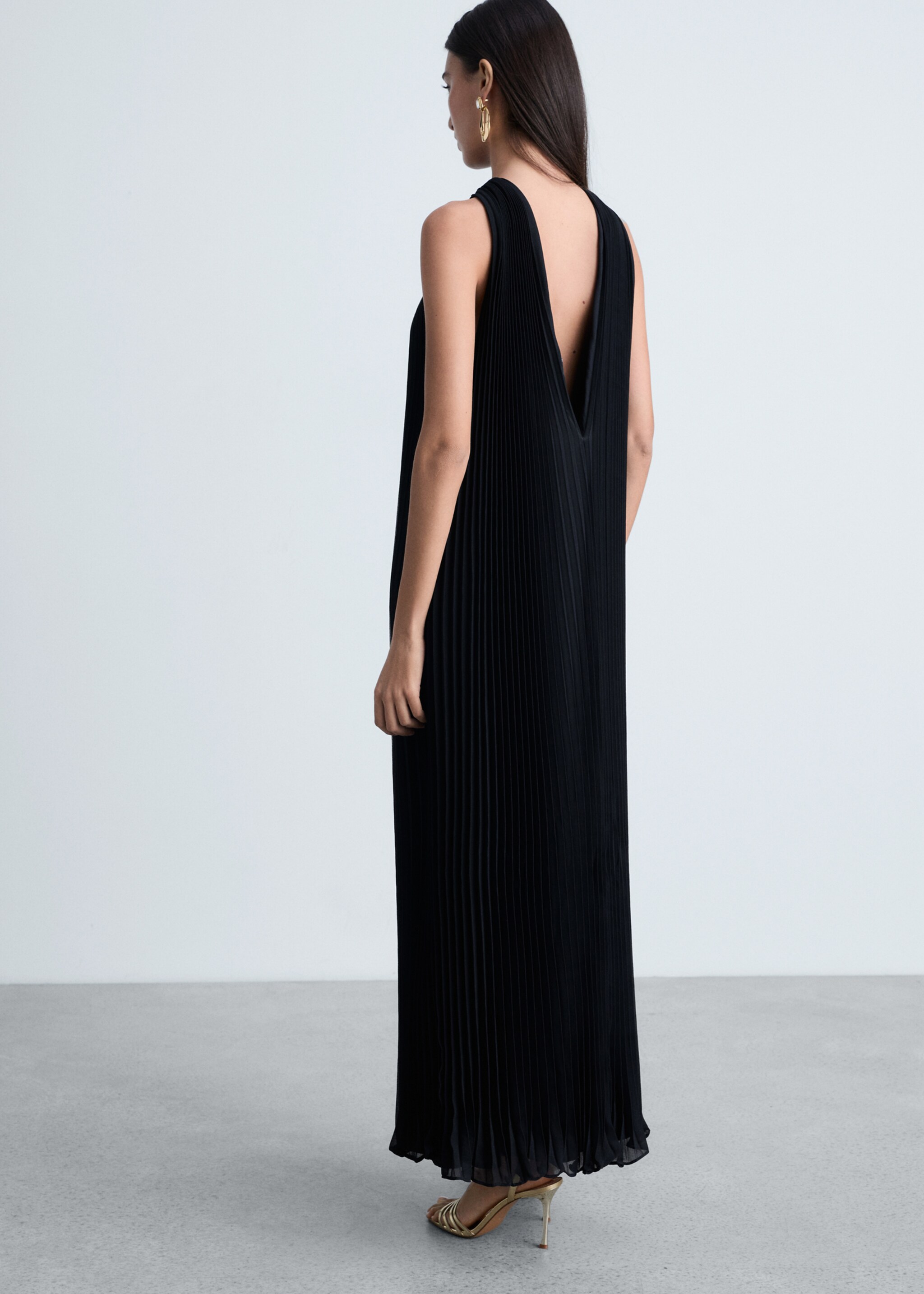 Pleated long dress - Reverse of the article