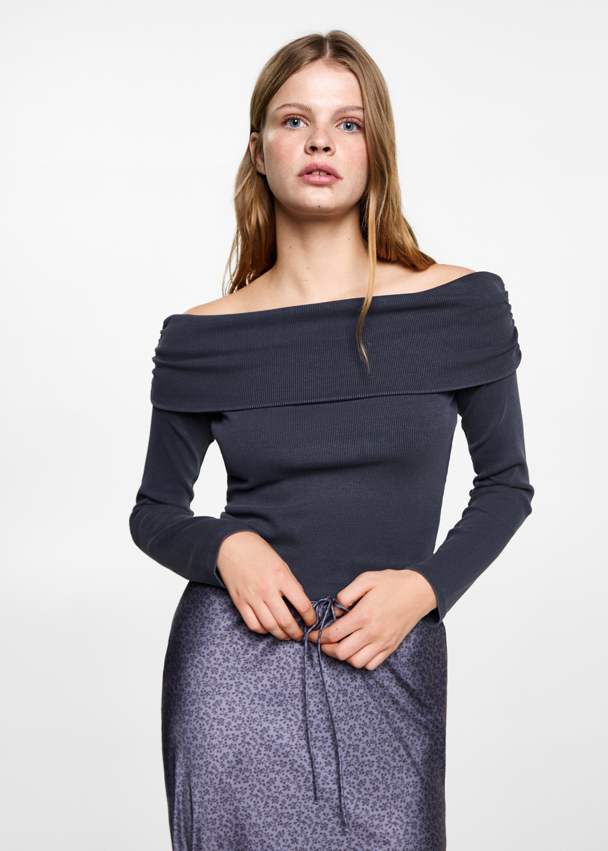 Camiseta off-shoulder - Plano medio