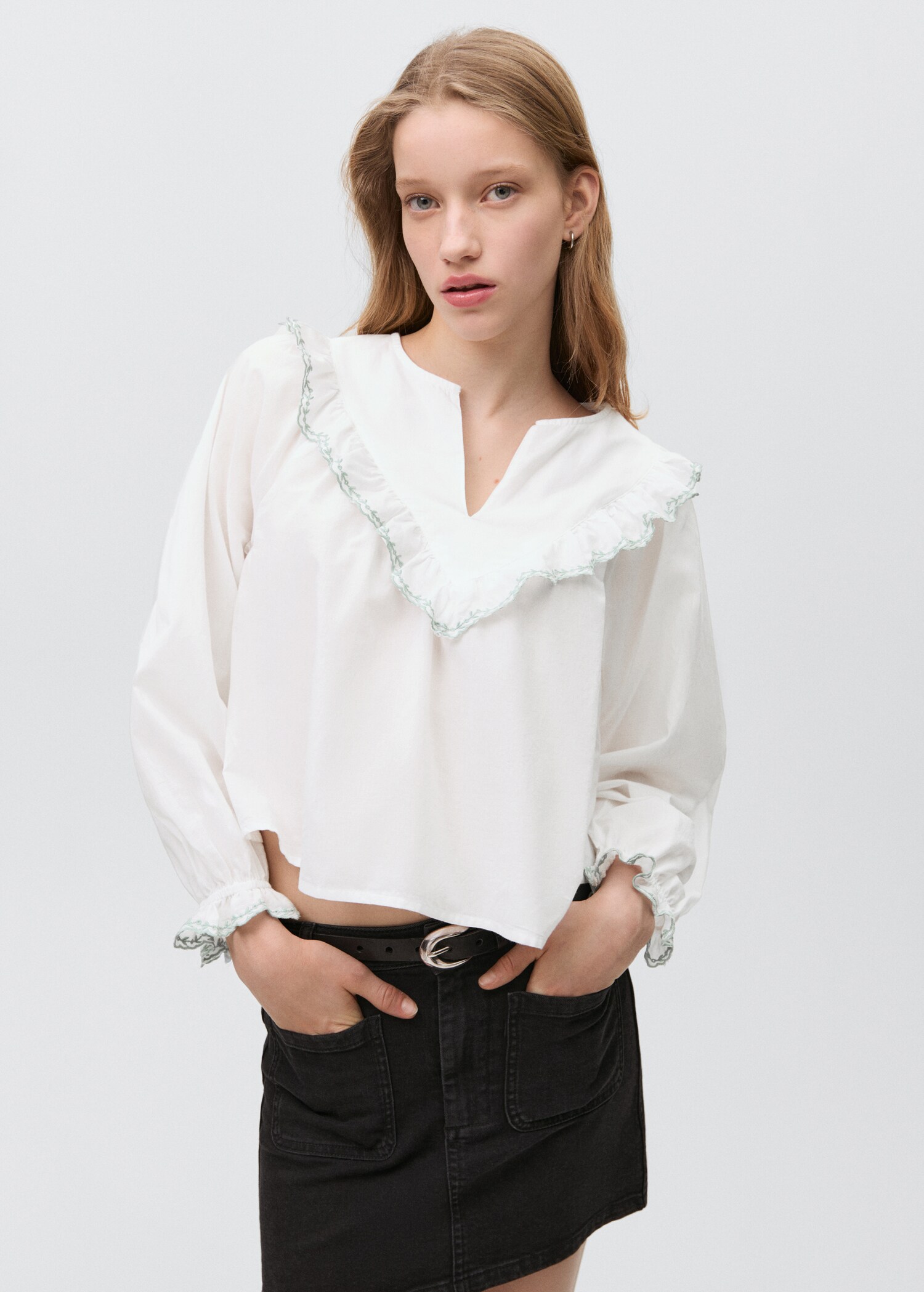 Blouse col volant - Plan moyen