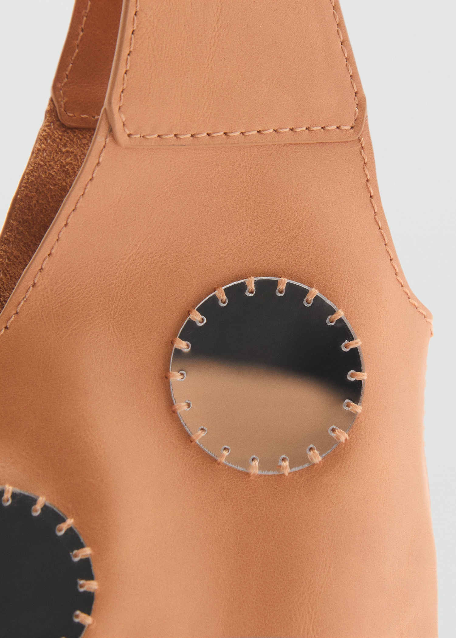 Leder-Schultertasche mit Spiegel-Pailletten - Detail des Artikels 1
