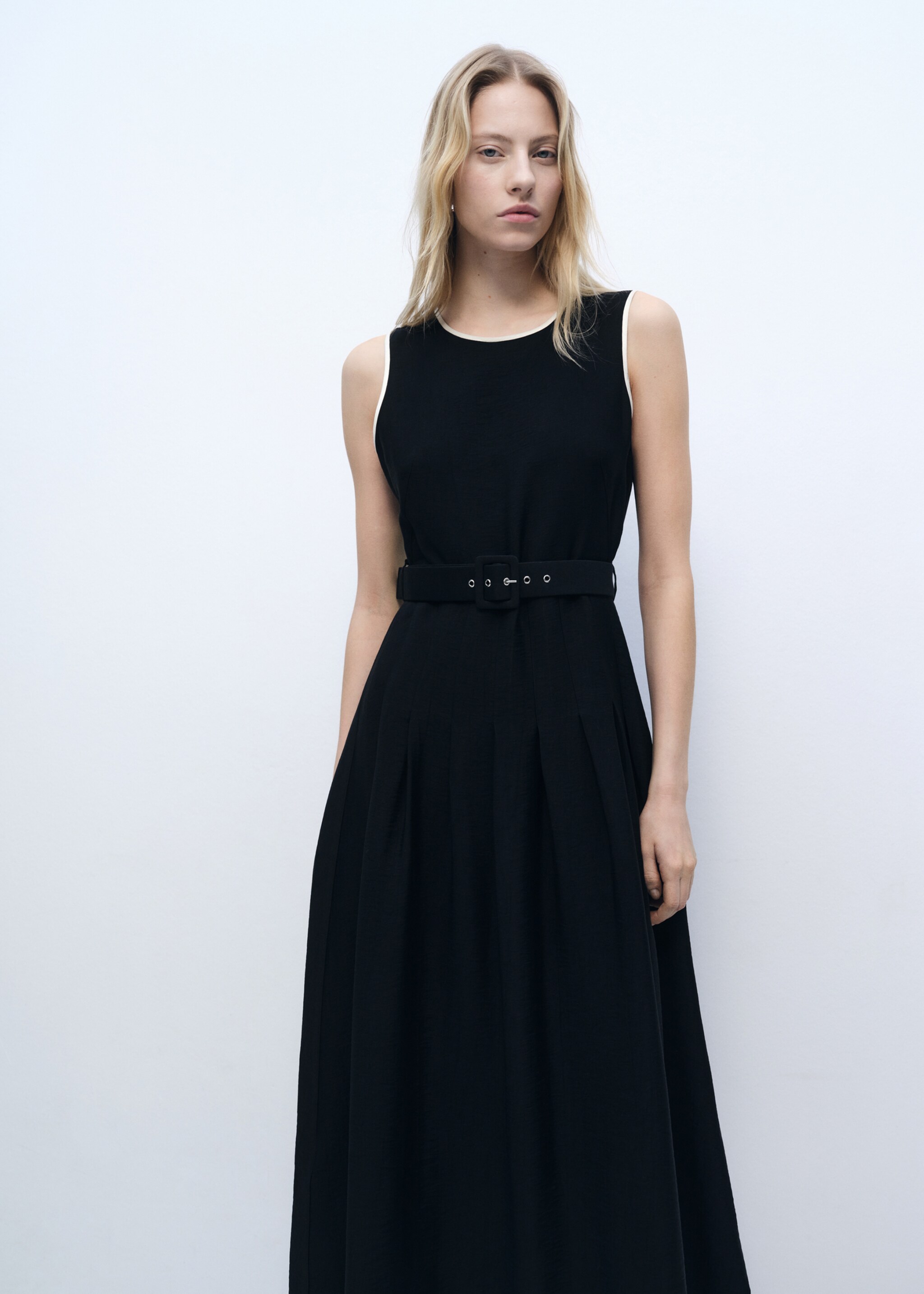 Rochie midi evazată cu curea - Plan mediu
