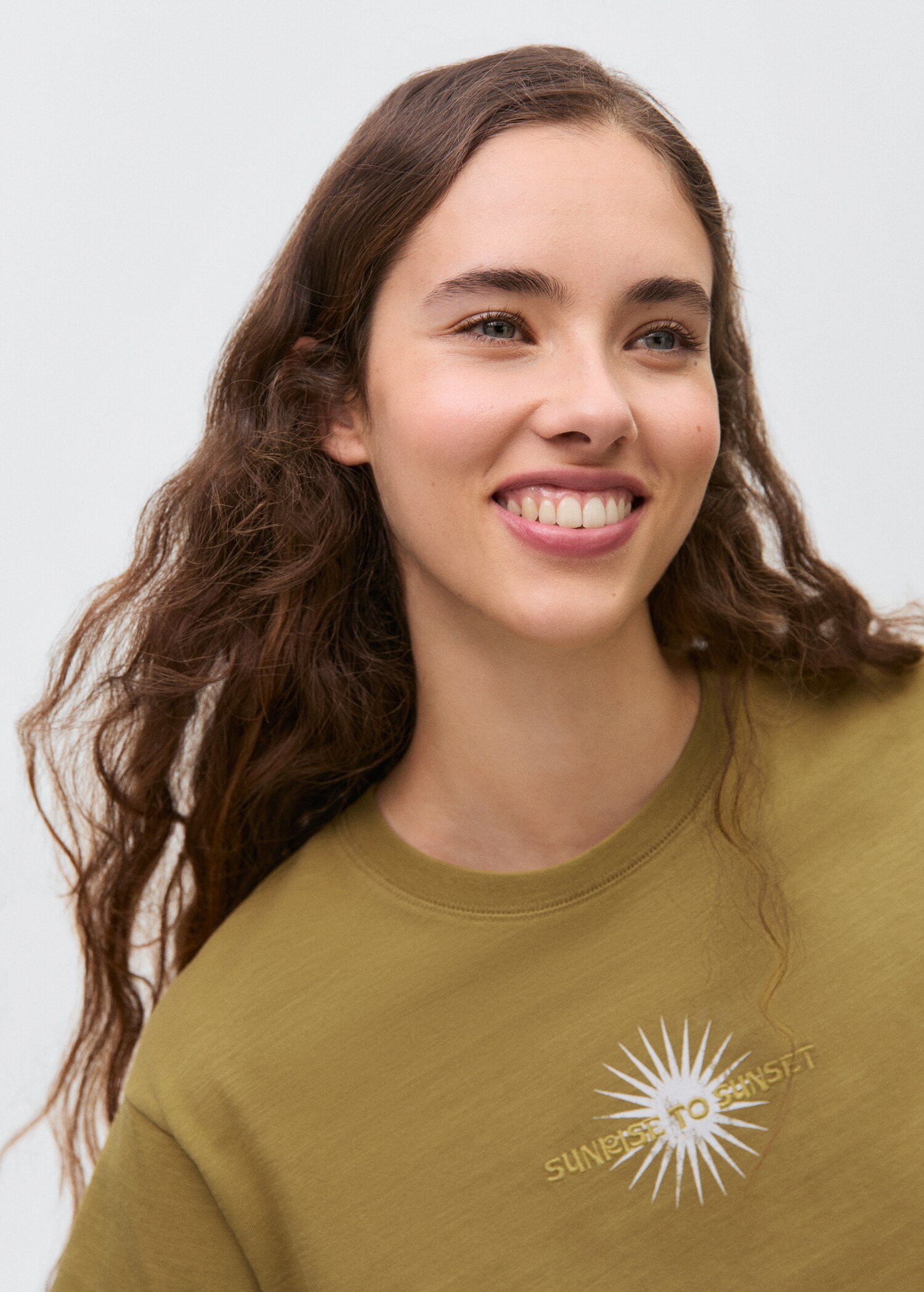 Baumwoll-T-Shirt mit aufgesticktem Schriftzug - Detail des Artikels 1