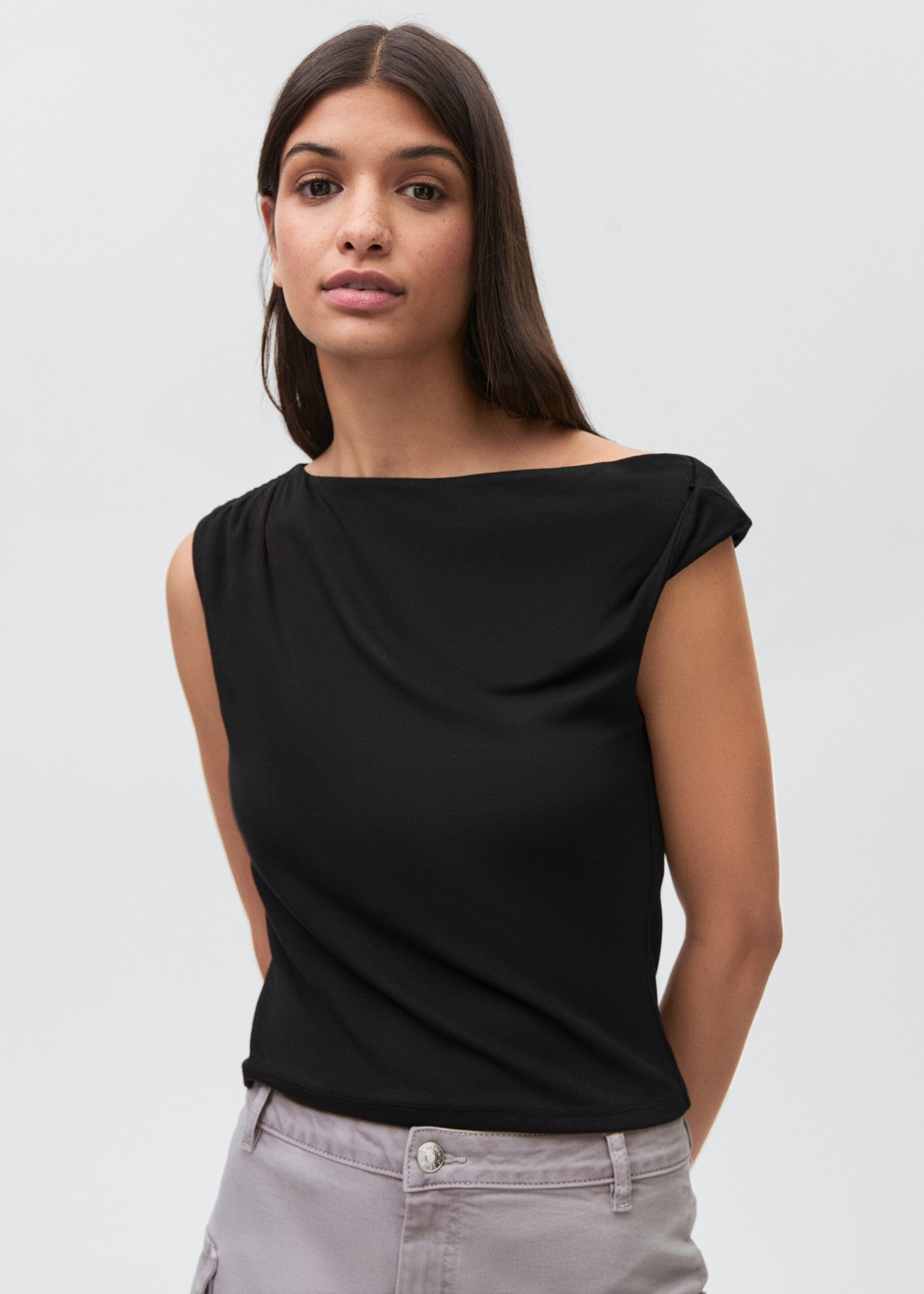 Camiseta detalle hombro - Plano medio
