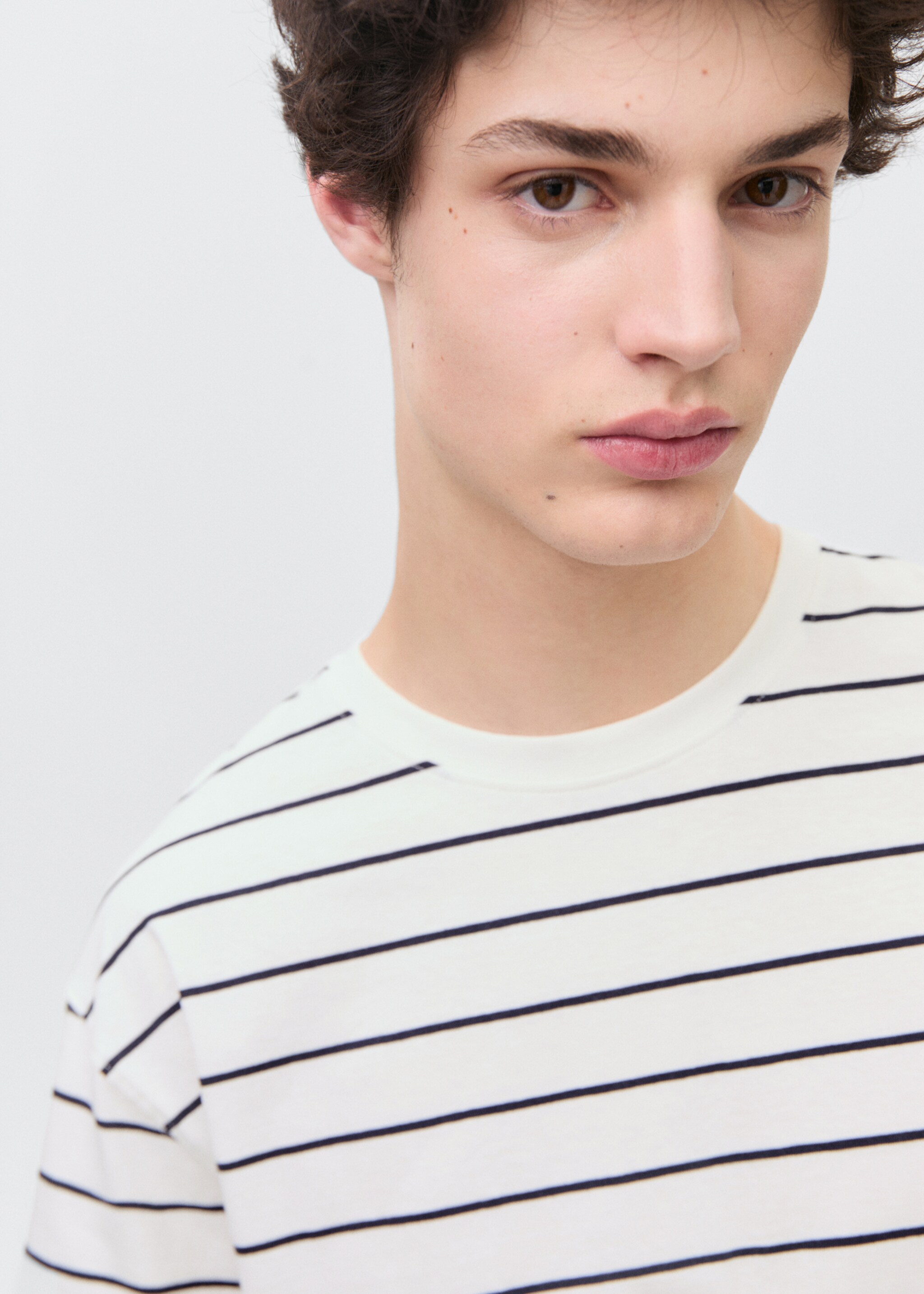 Striped short-sleeved t-shirt - Details of the article 1