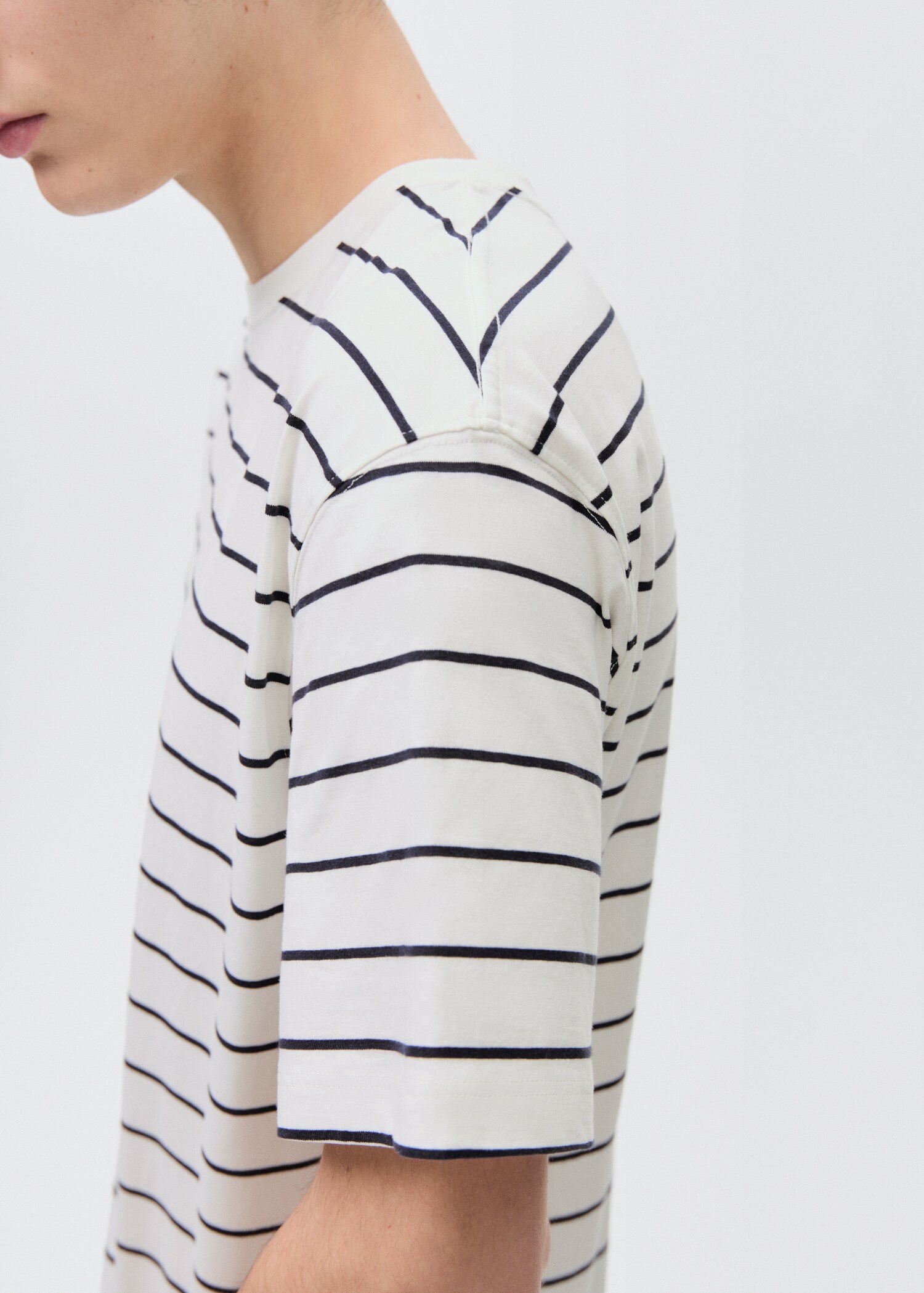 Striped short-sleeved t-shirt - Details of the article 6