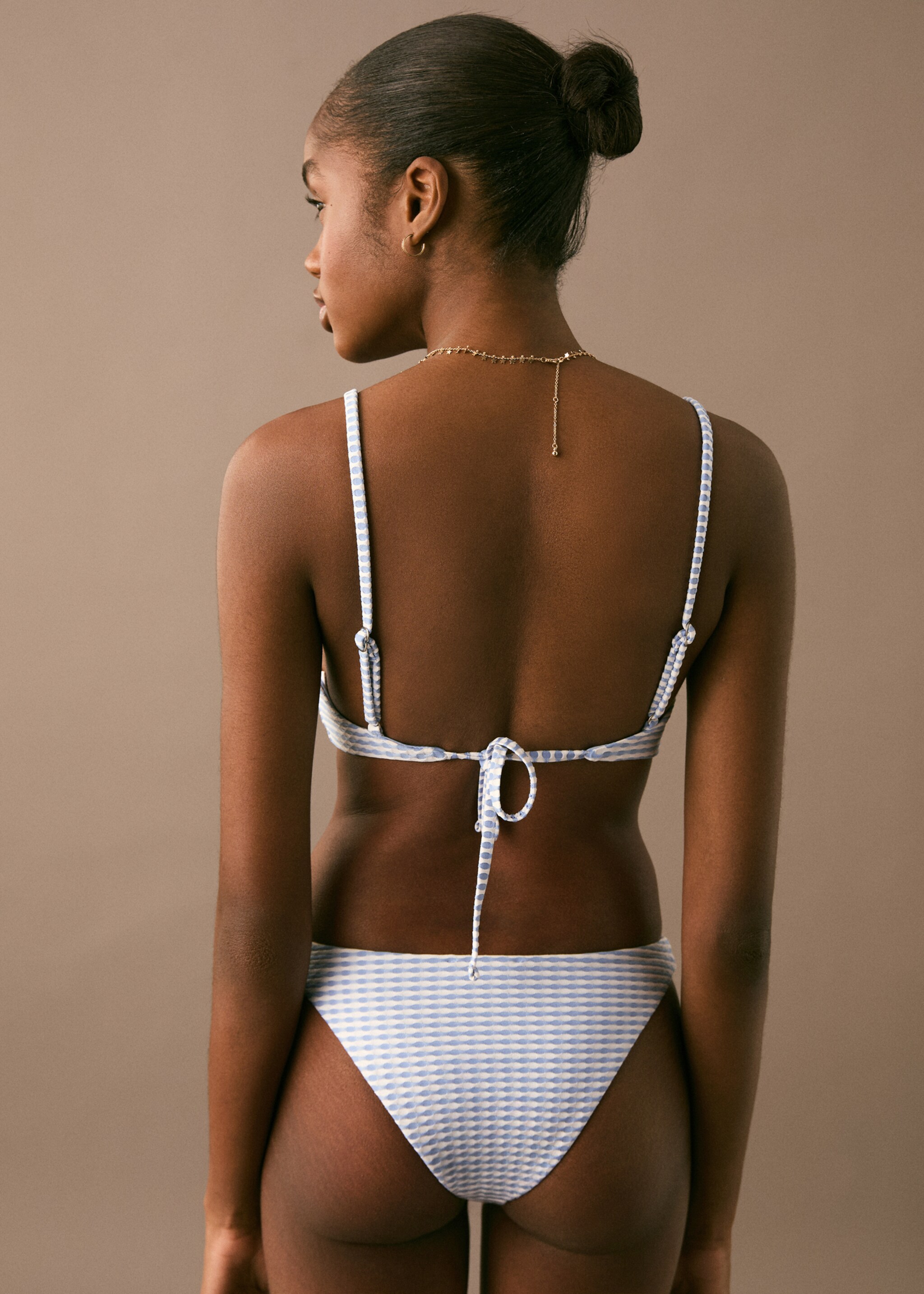 Texturierter Bikini mi Schleife - Rückseite des Artikels