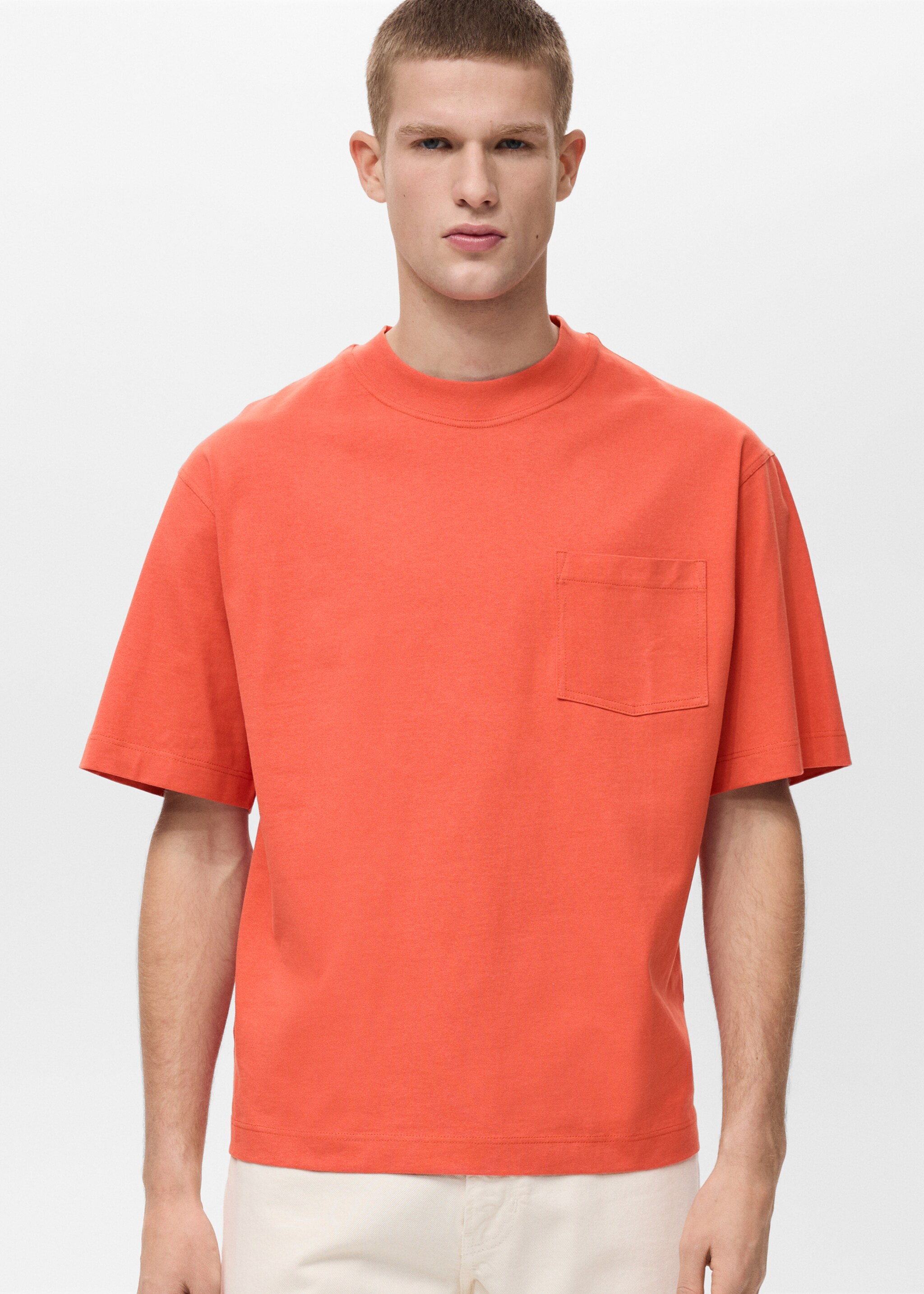 Vid t-shirt med fickor i 100 % bomull - Bild av mittparti