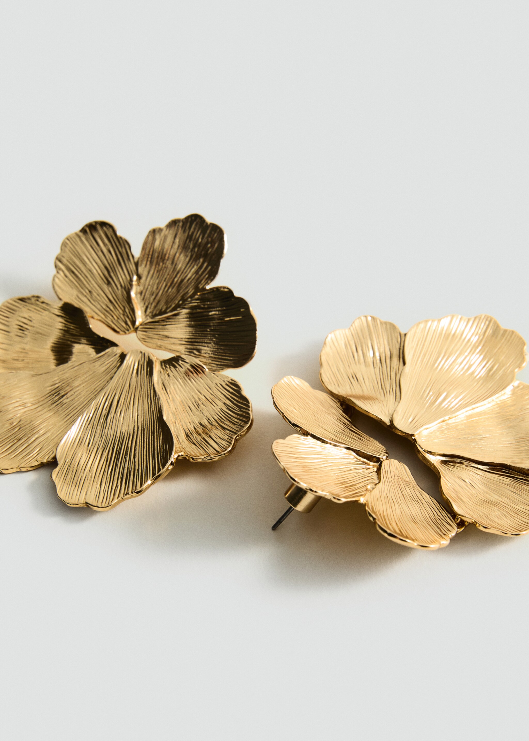 Boucles d'oreilles fleurs texturées - Plan moyen