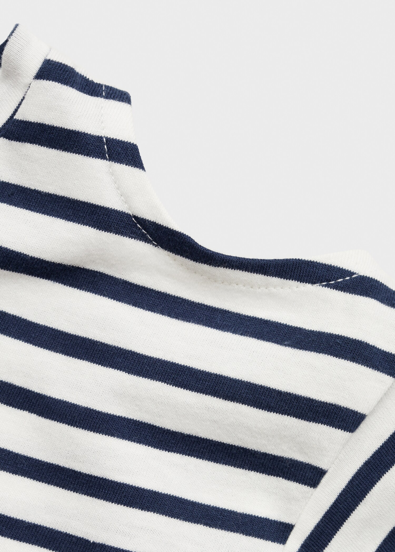 Gestreiftes T-Shirt mit Cut-Outs im Schulterbereich - Detail des Artikels 0
