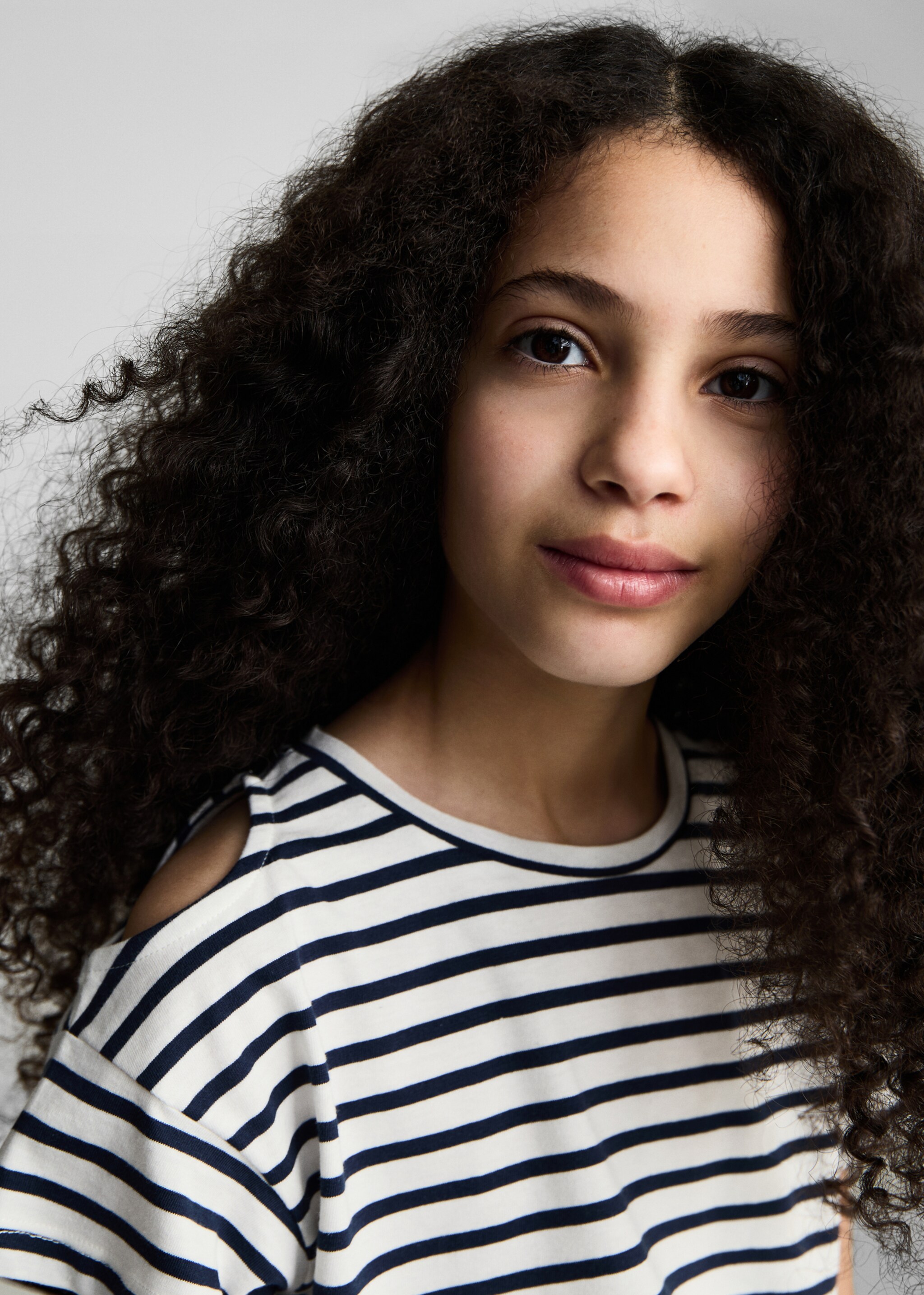 Cut-out t-shirt with striped shoulders - Details of the article 1