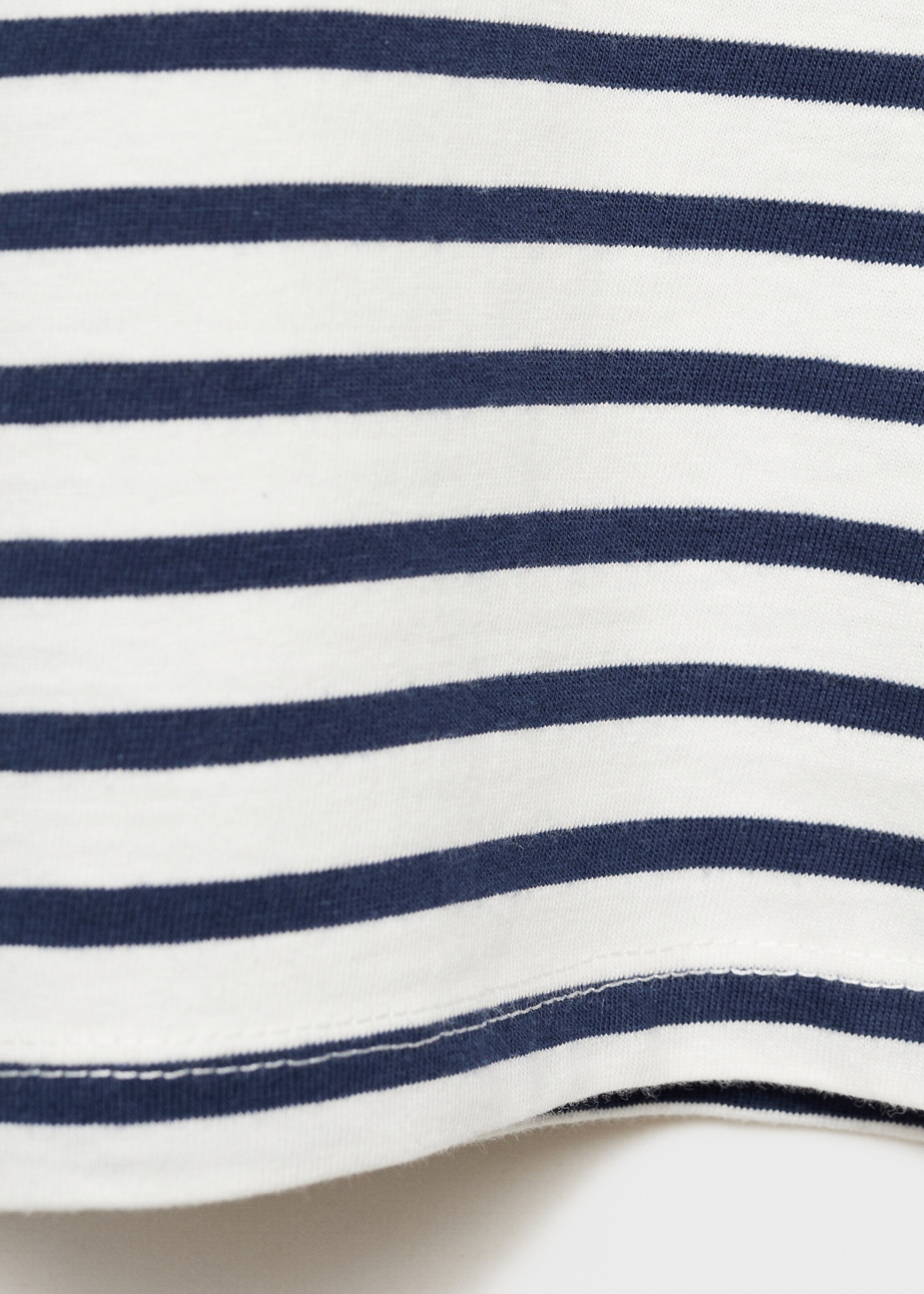 Cut-out t-shirt with striped shoulders - Details of the article 8