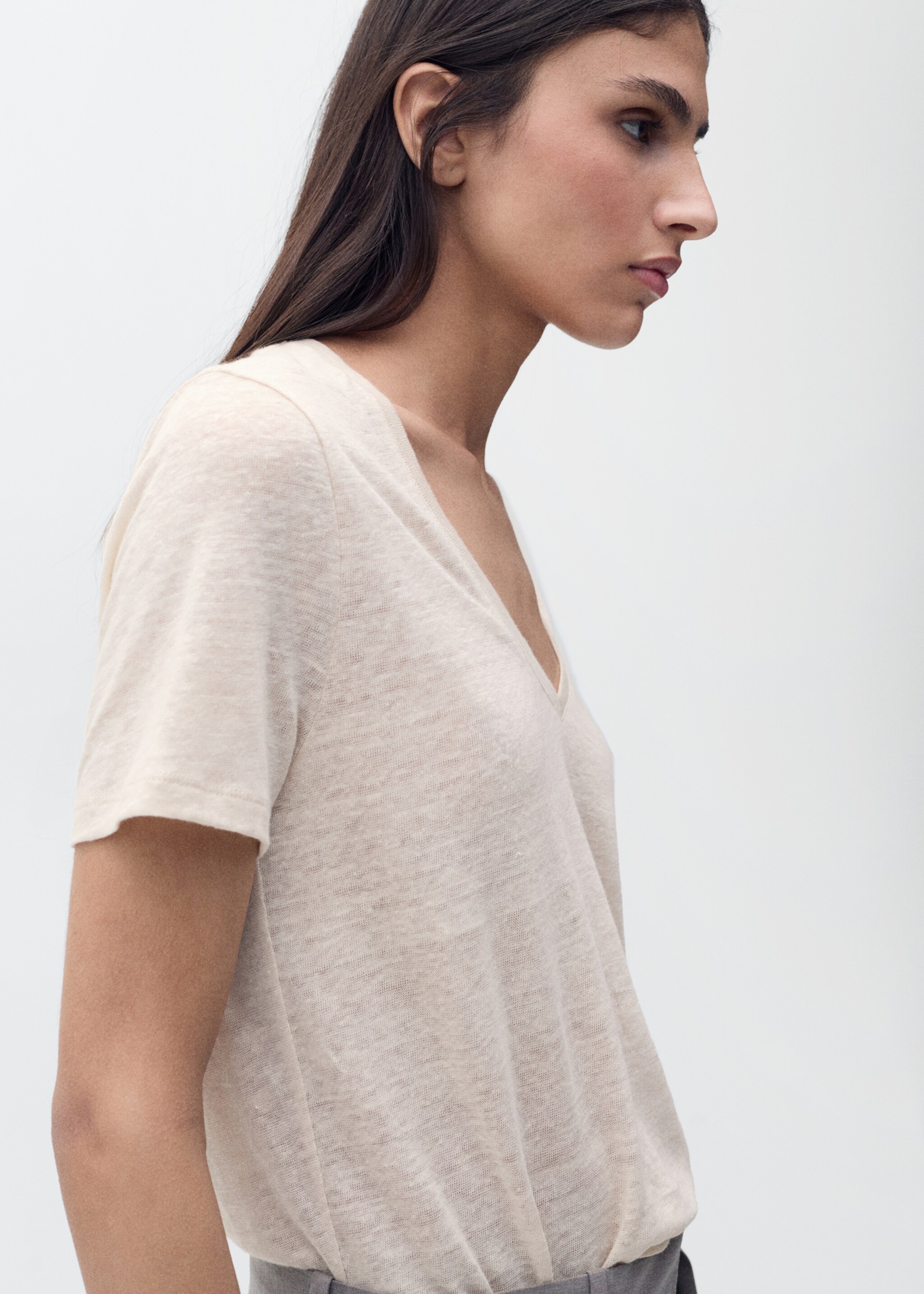 V-neck linen t-shirt - Details of the article 1