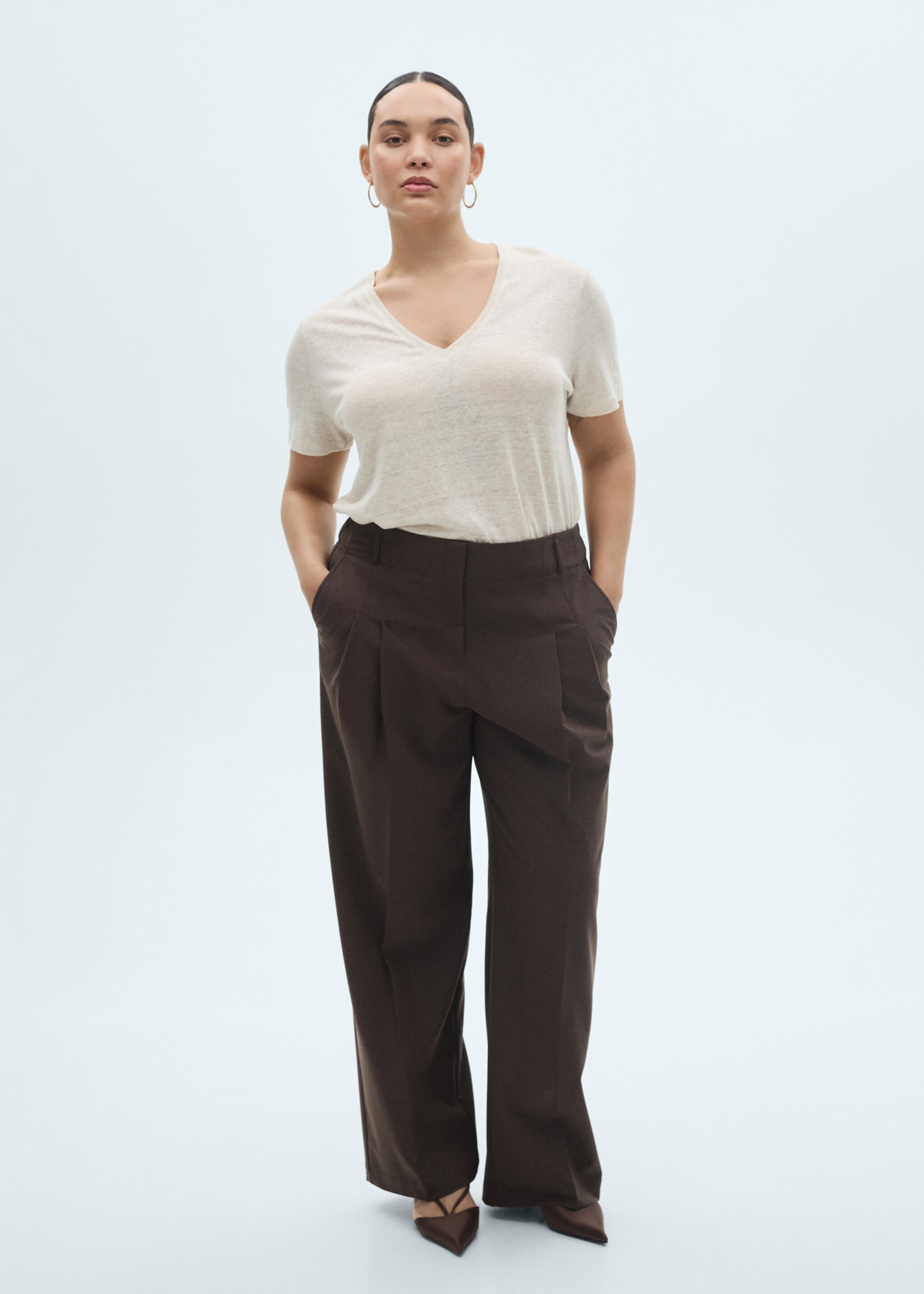 V-neck linen t-shirt - Details of the article 3
