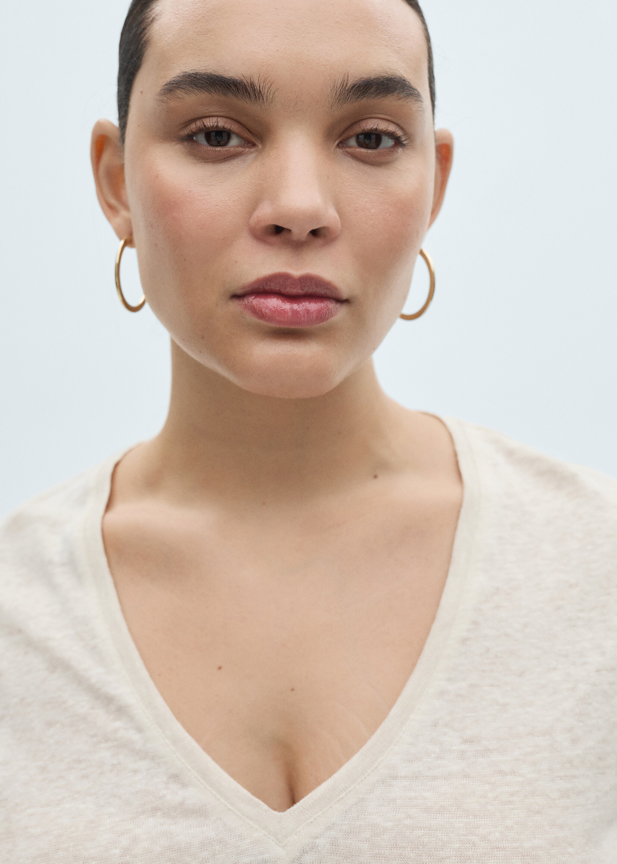 V-neck linen t-shirt - Details of the article 4