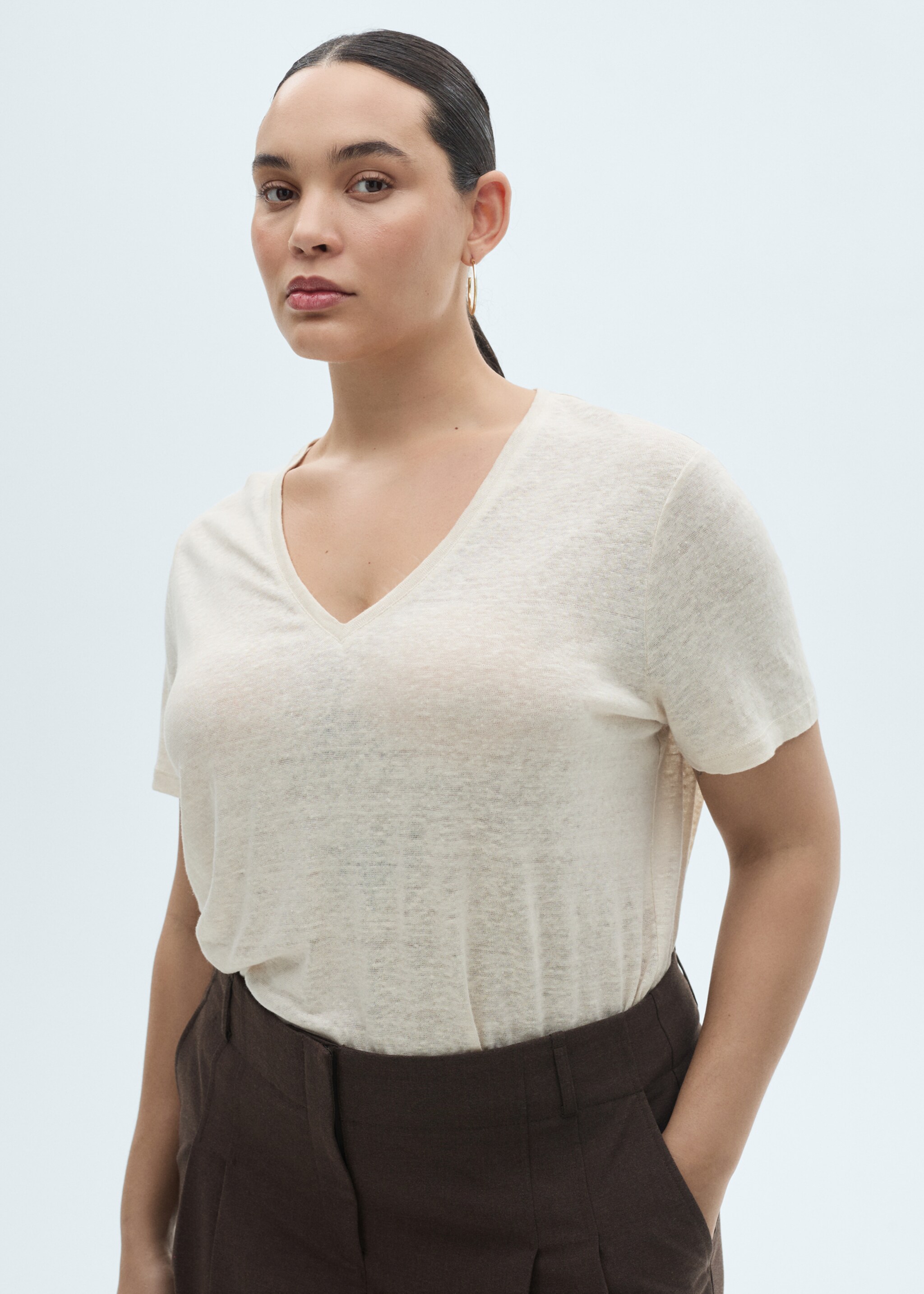 V-neck linen t-shirt - Details of the article 5