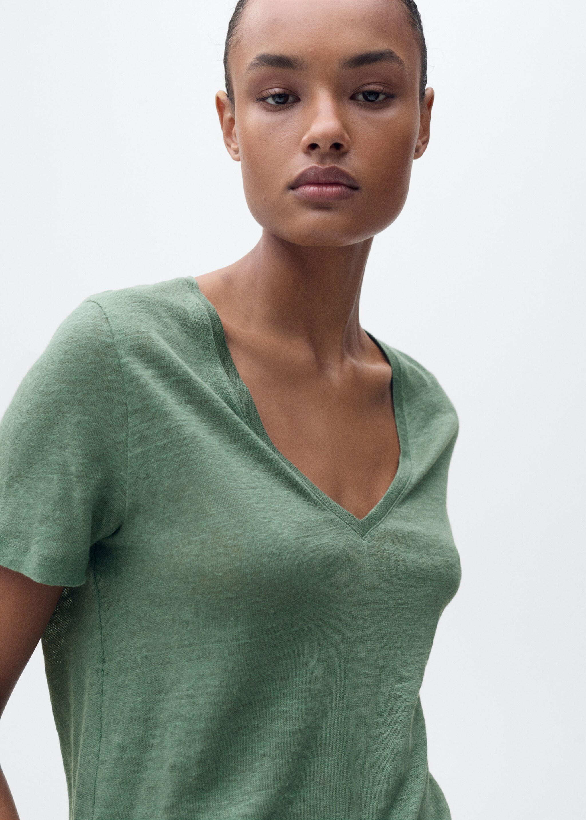 V-neck linen t-shirt - Details of the article 1