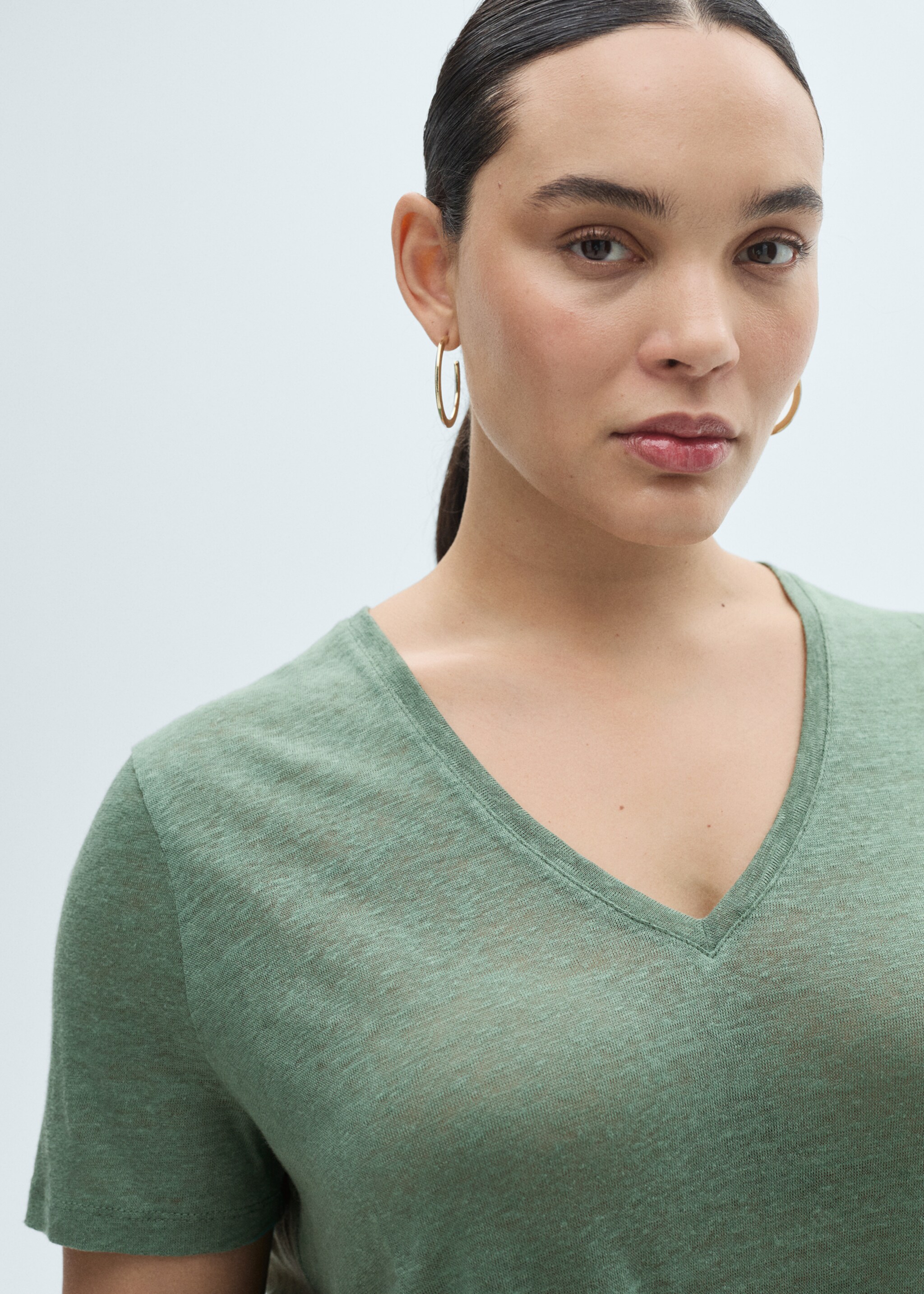 V-neck linen t-shirt - Details of the article 4