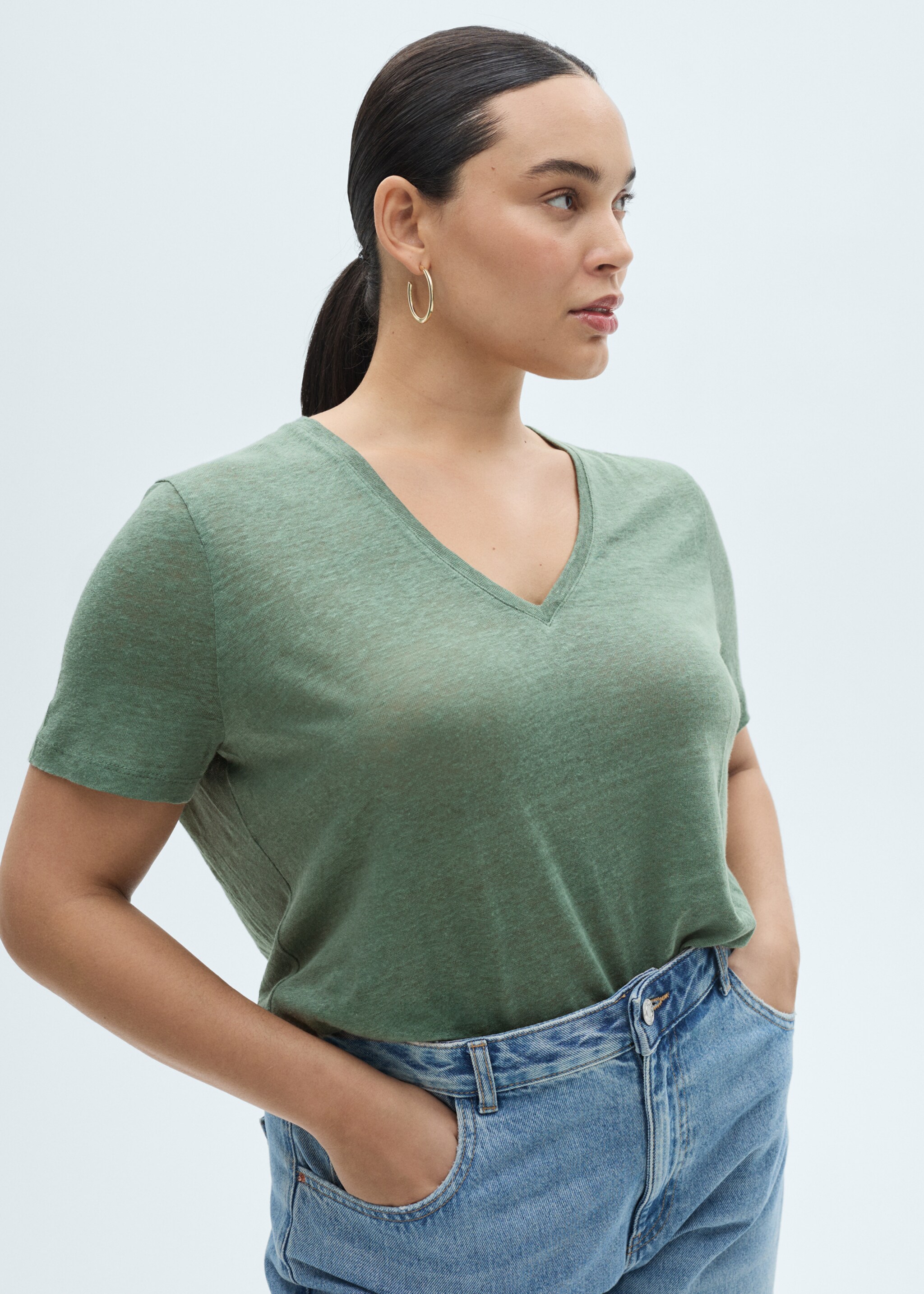 V-neck linen t-shirt - Details of the article 5