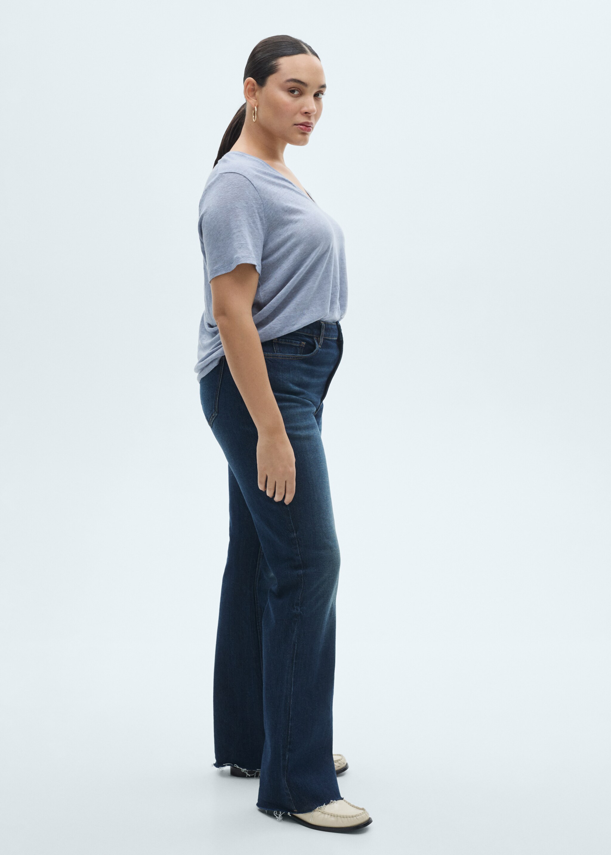 V-neck linen t-shirt - Details of the article 3