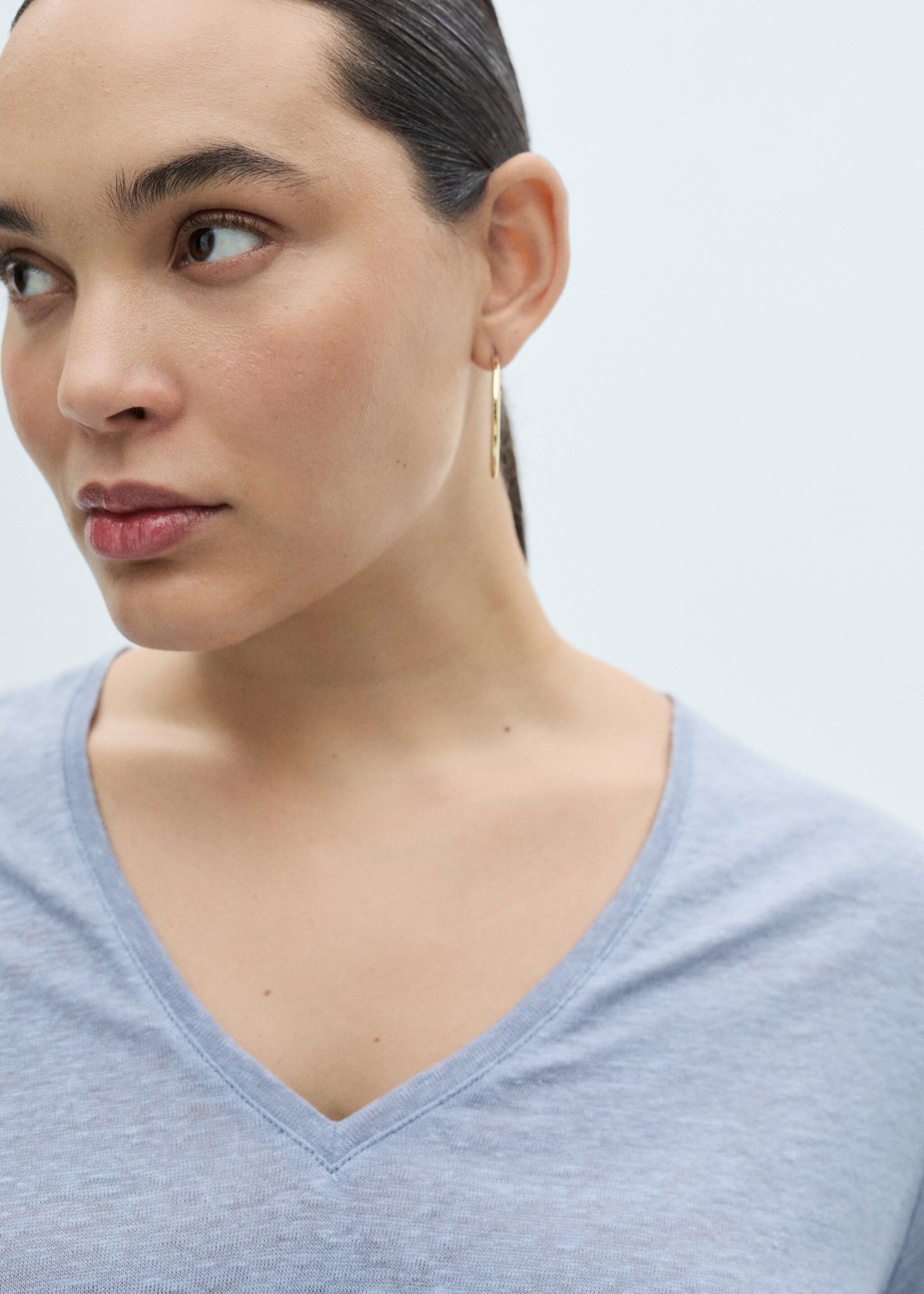 V-neck linen t-shirt - Details of the article 4