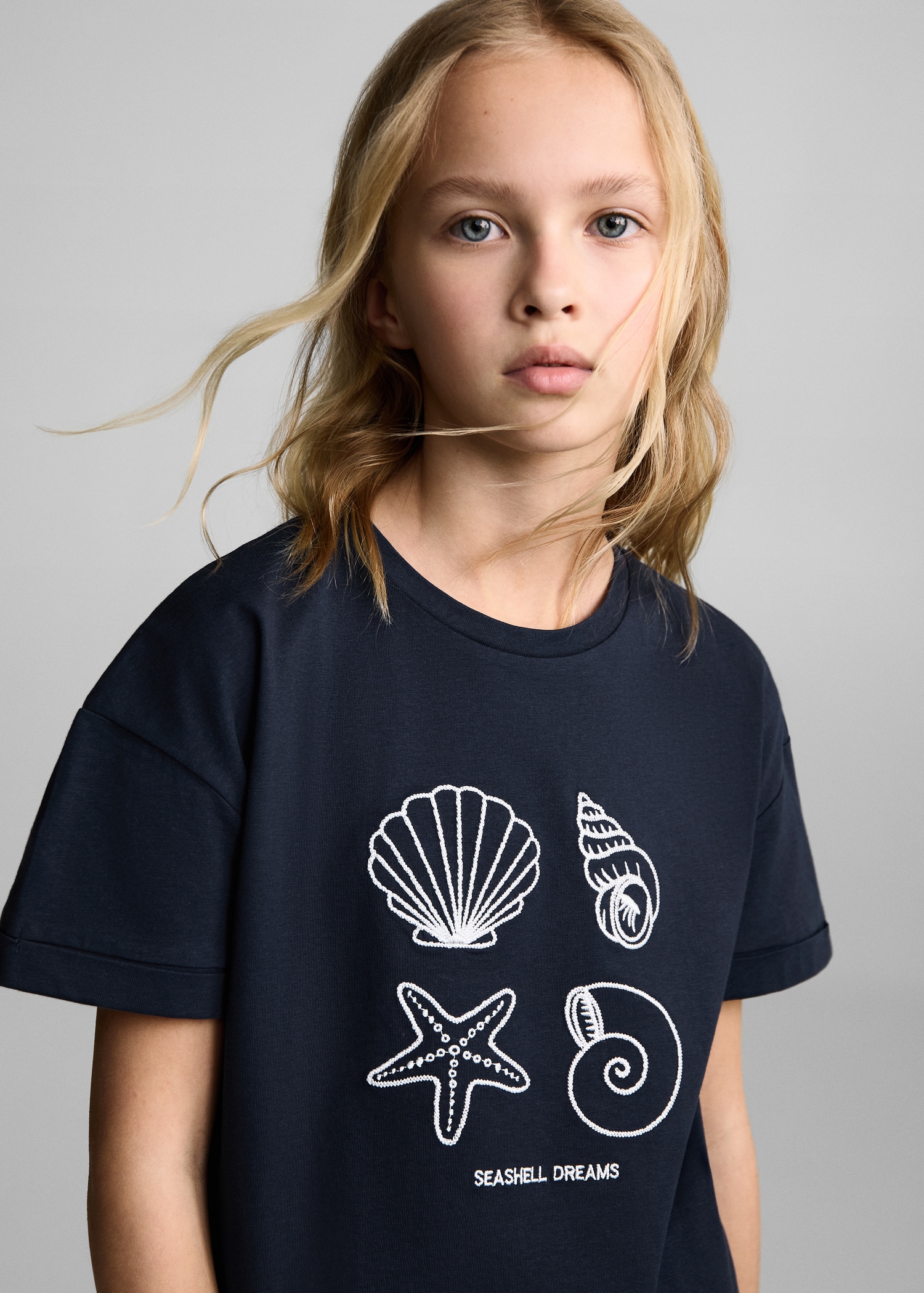 T-shirt z haftowanymi detalami - Szczegóły artykułu 1