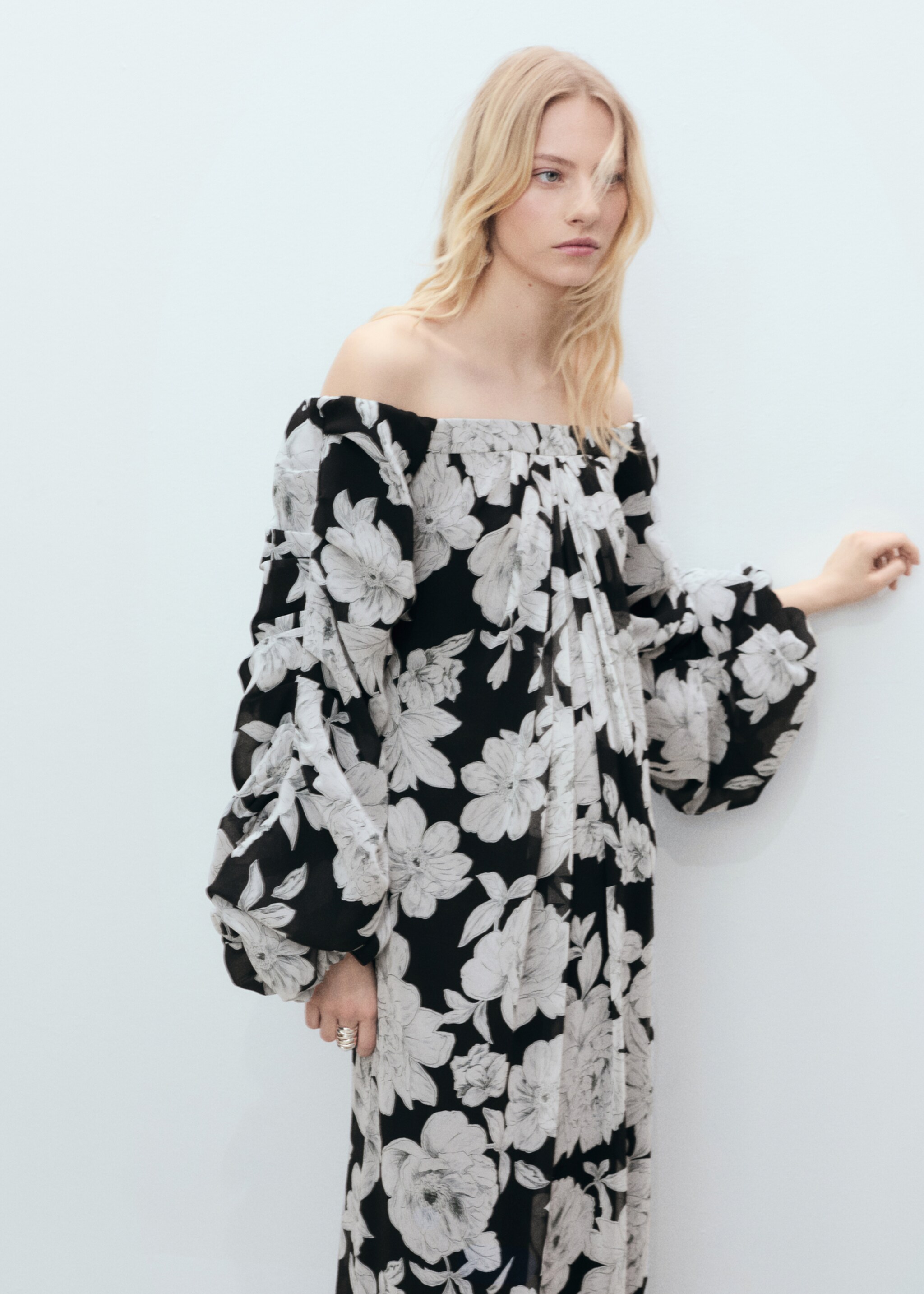 Vestido floral palabra de honor - Plano medio