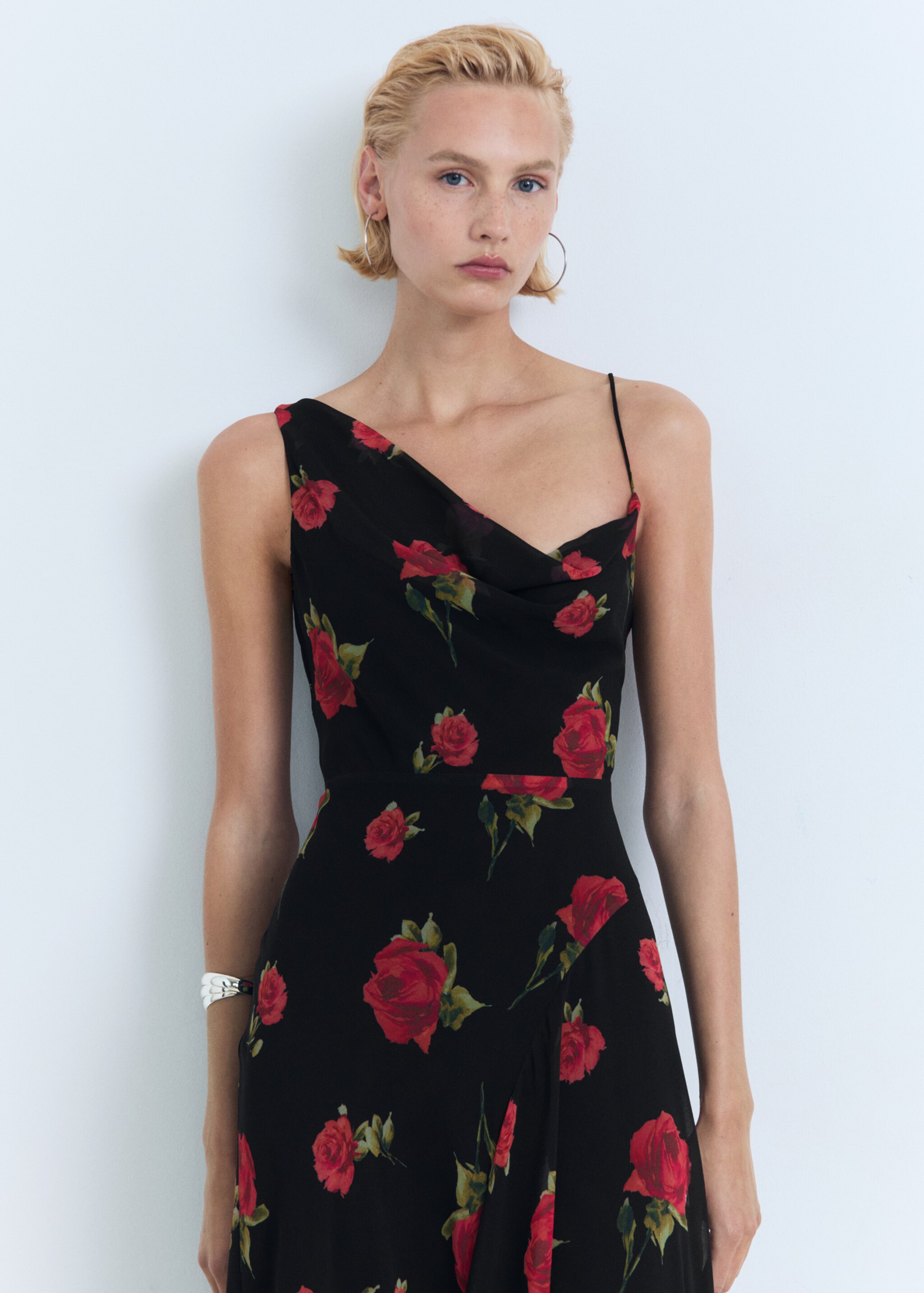 Robe longue en imprimé fleuri - Plan moyen