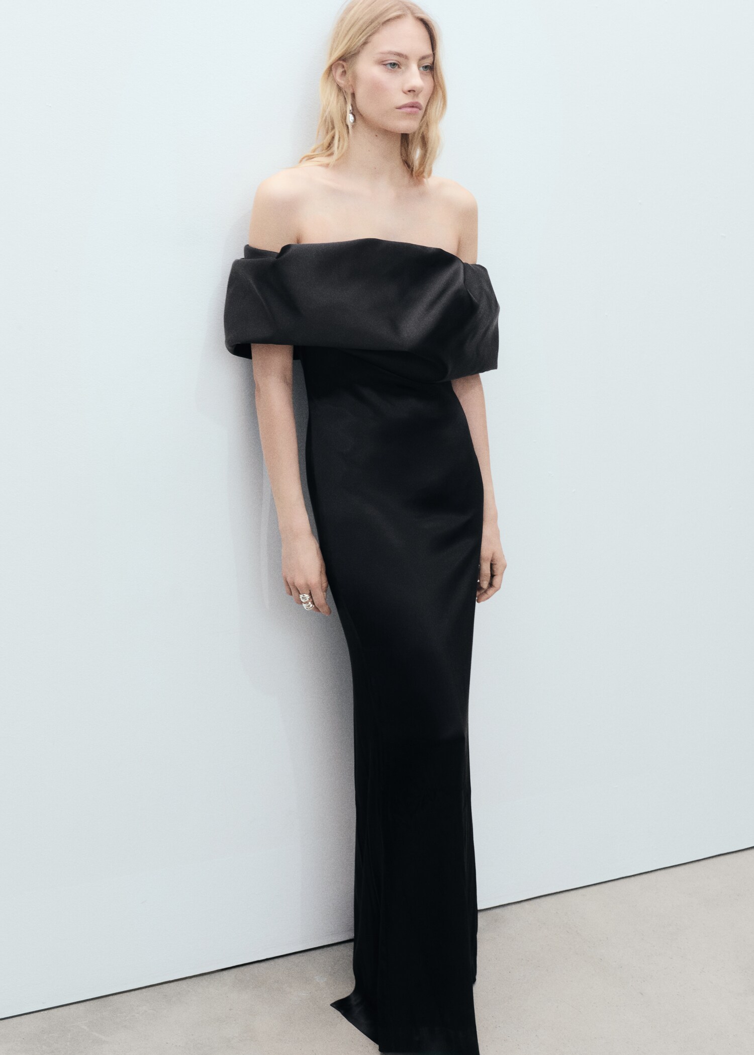 Satin dress with open shoulders and volume - Details of the article 1