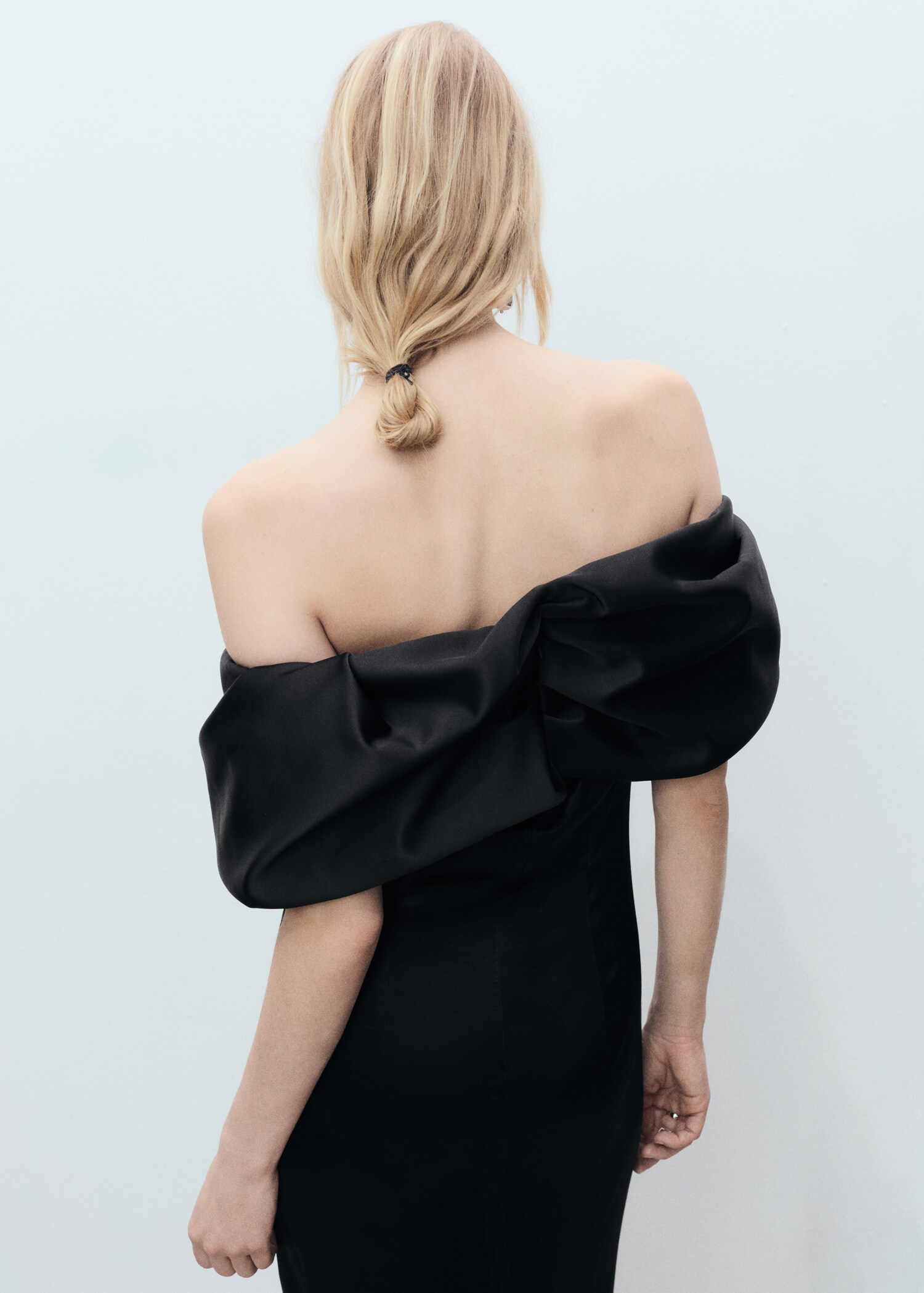 Satin dress with open shoulders and volume - Details of the article 6