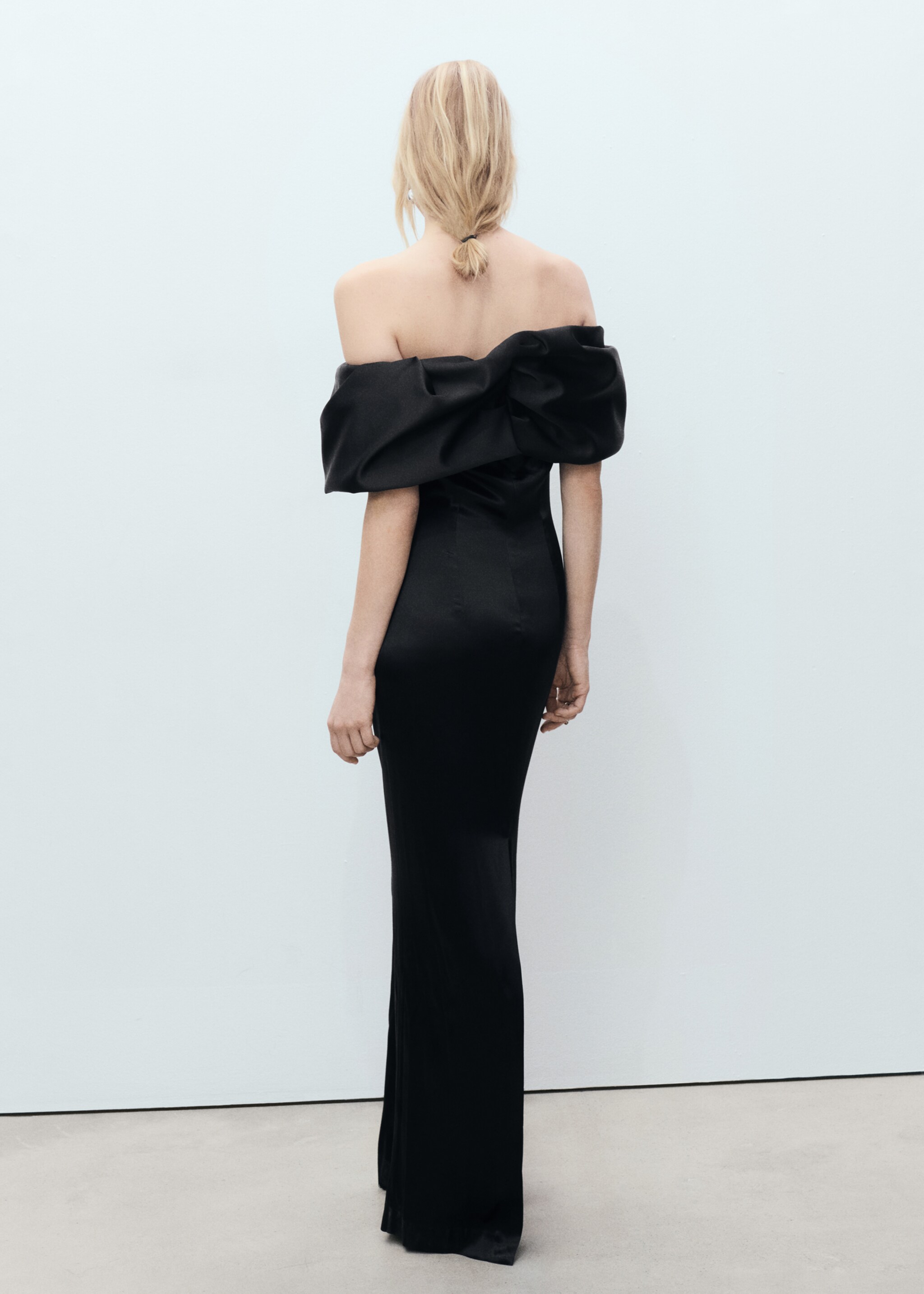 Satin dress with open shoulders and volume - Reverse of the article