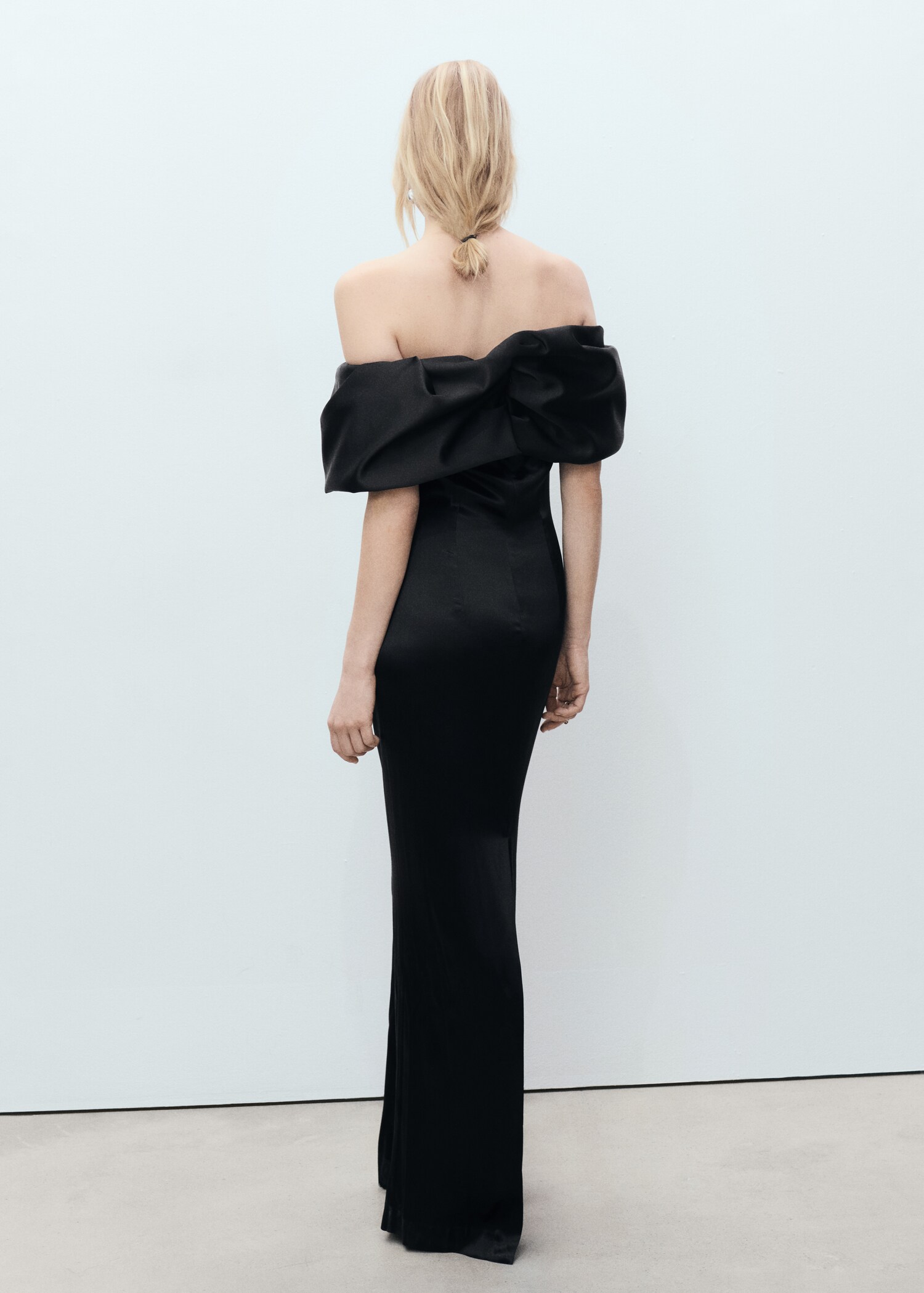 Satin dress with open shoulders and volume - Reverse of the article