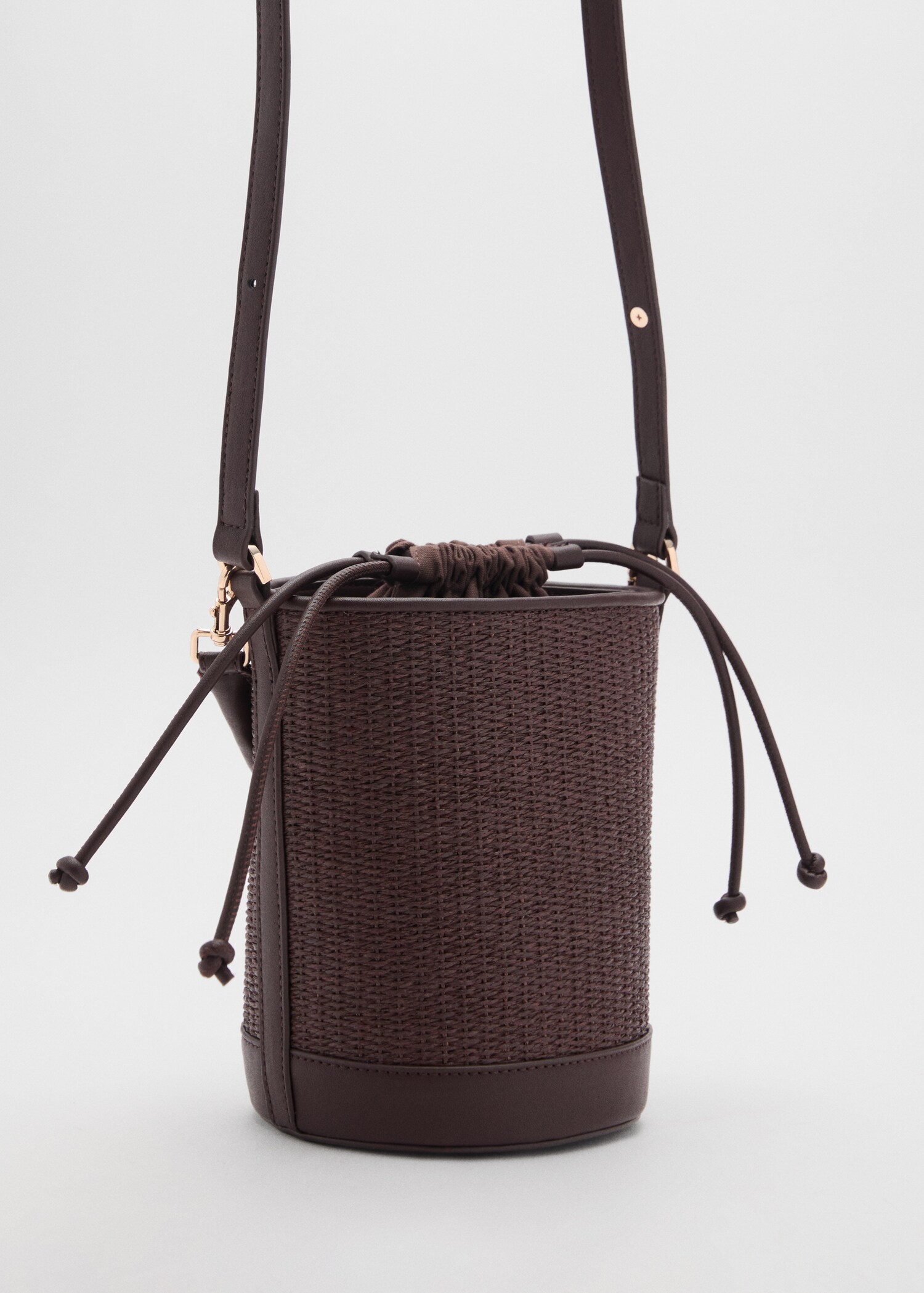 Bolso bucket rafia tamaño pequeño - Plano medio