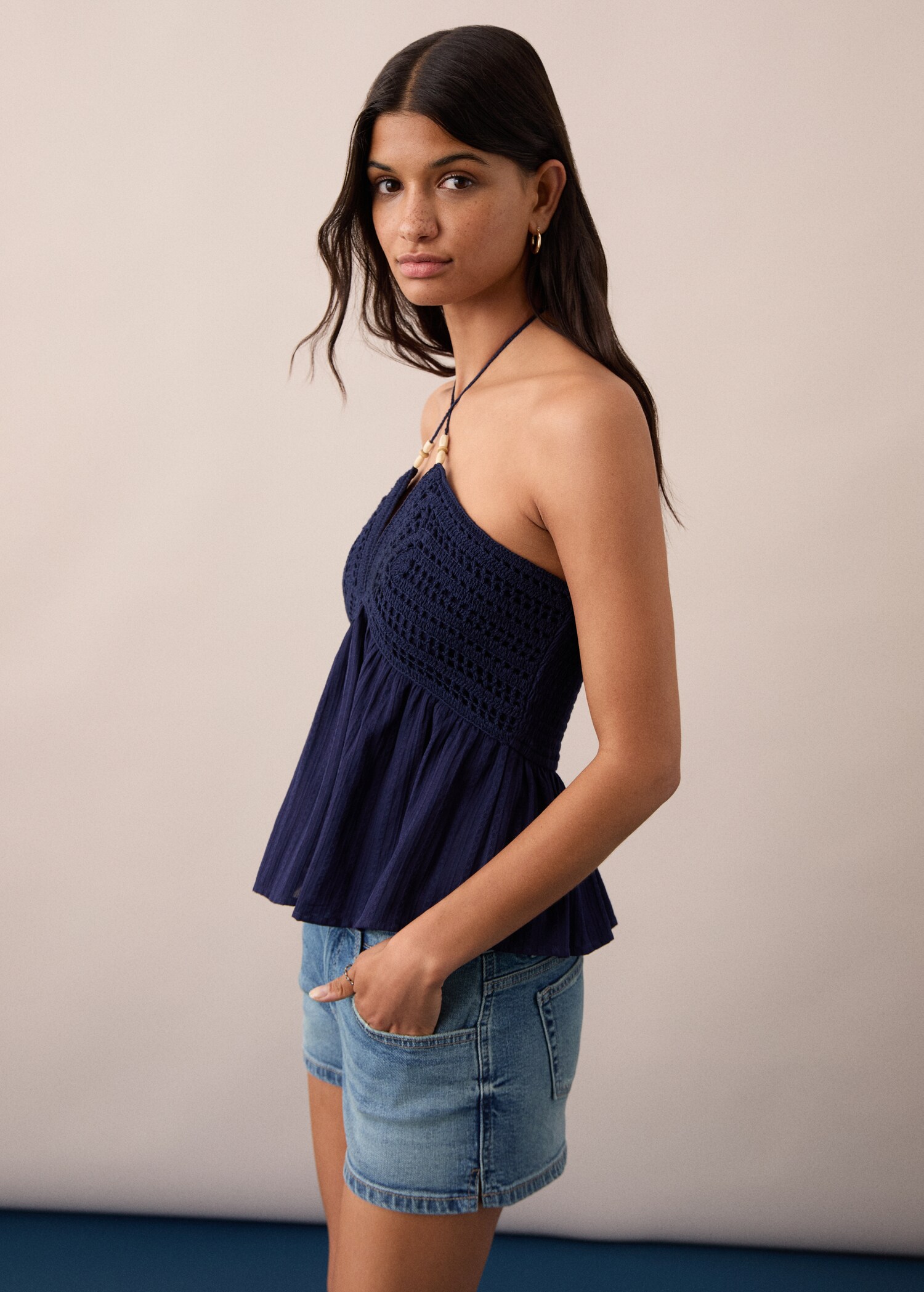 Low-waist shorts with opening - Medium plane