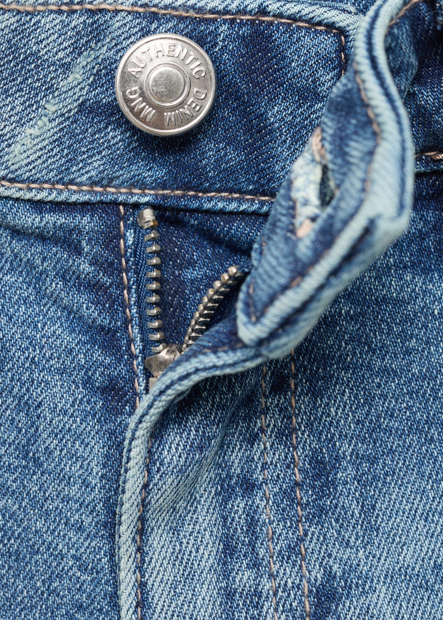 Low-waist shorts with opening - Details of the article 0