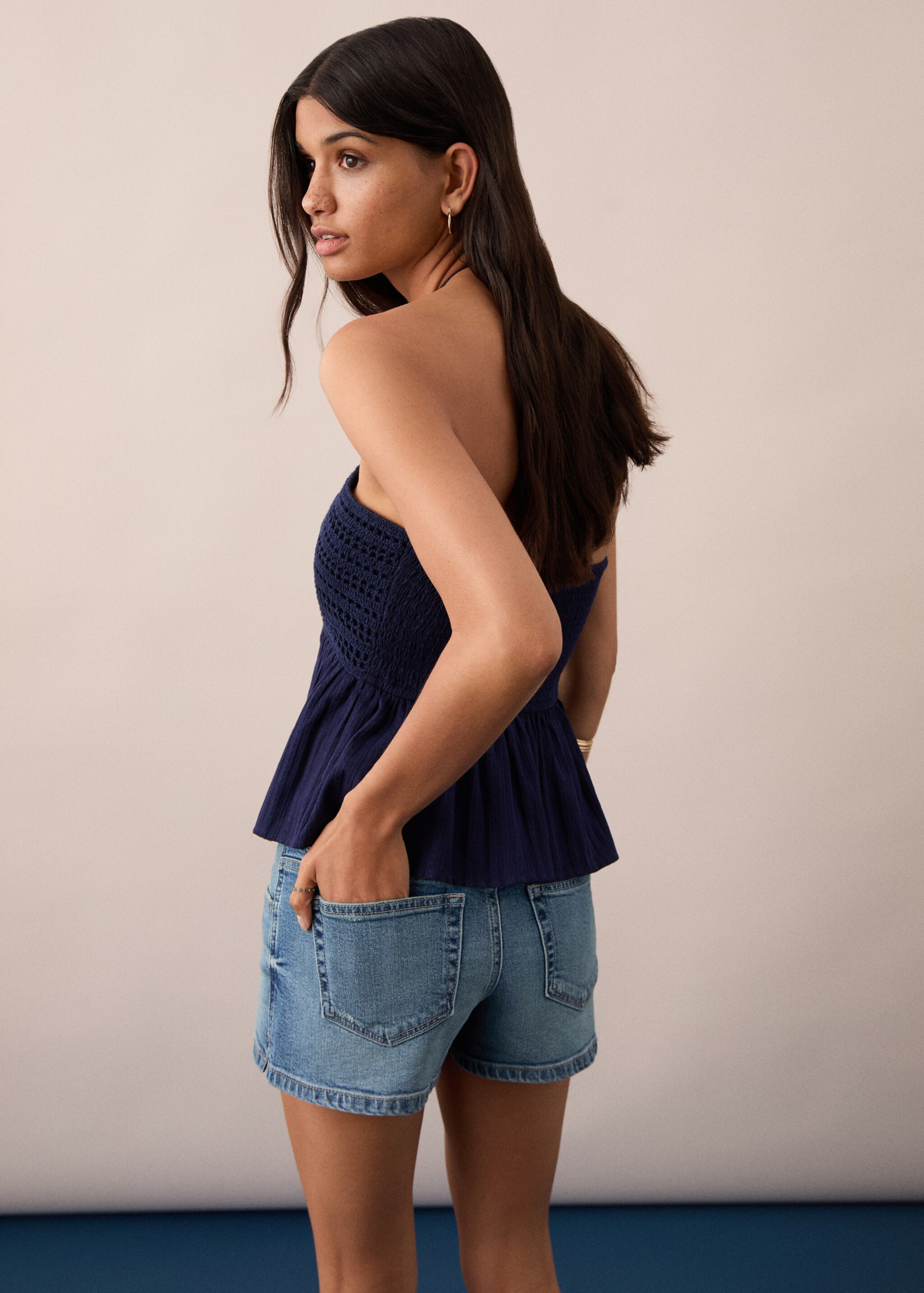 Low-waist shorts with opening - Reverse of the article