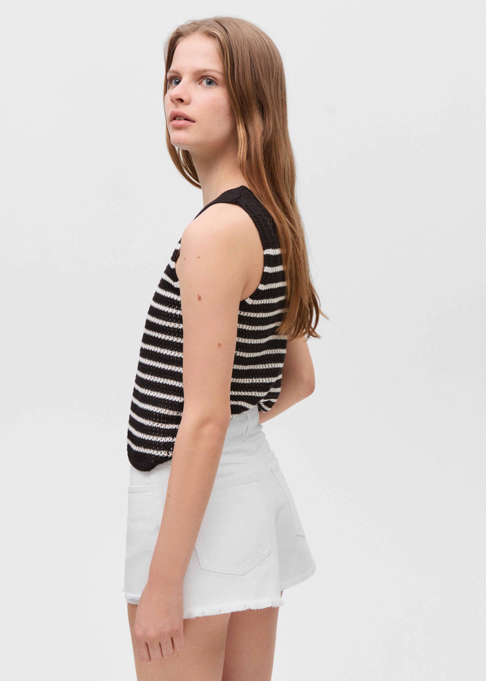 Denim shorts with frayed hem - Details of the article 2