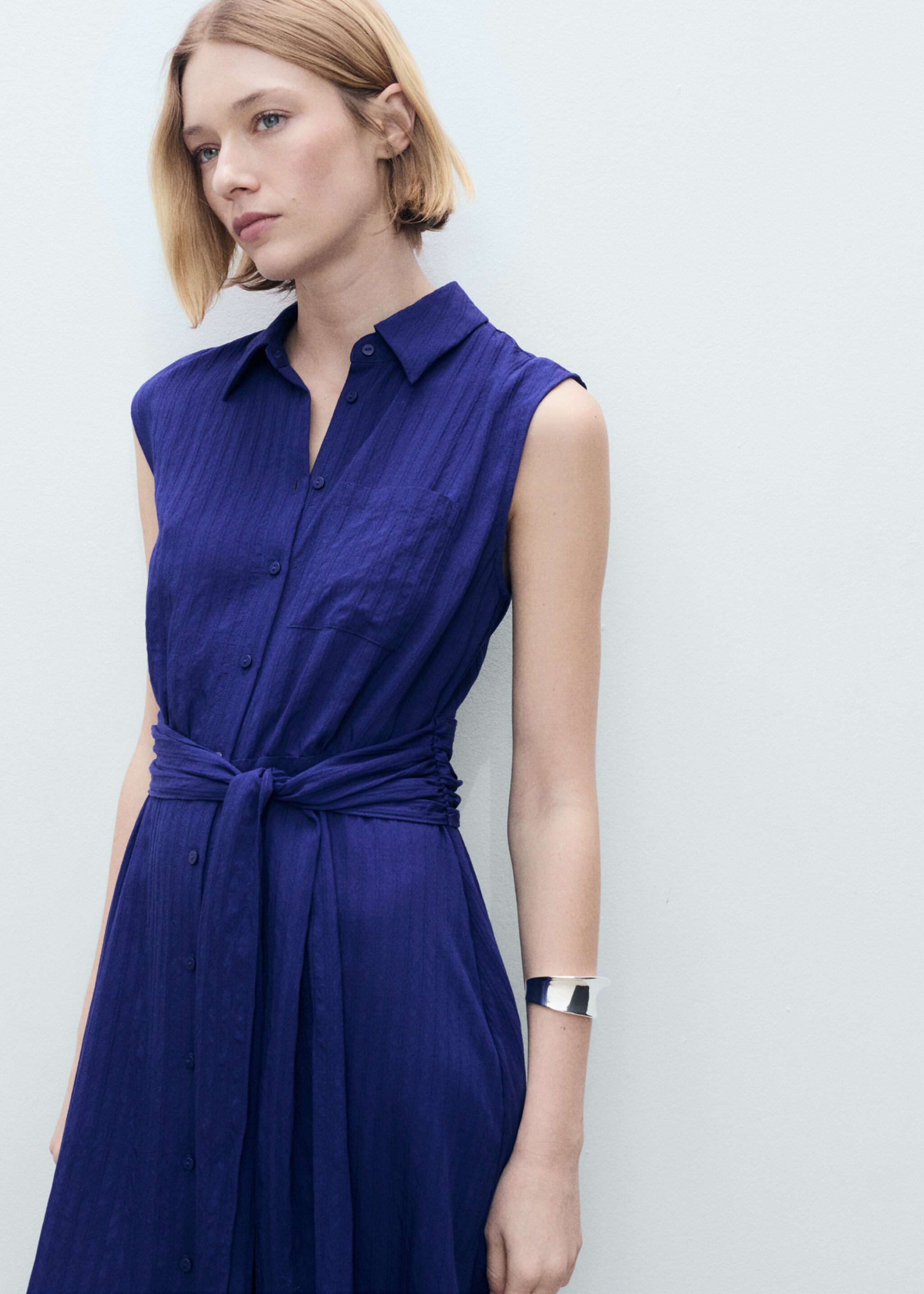 Vestido camisero lazo - Plano medio