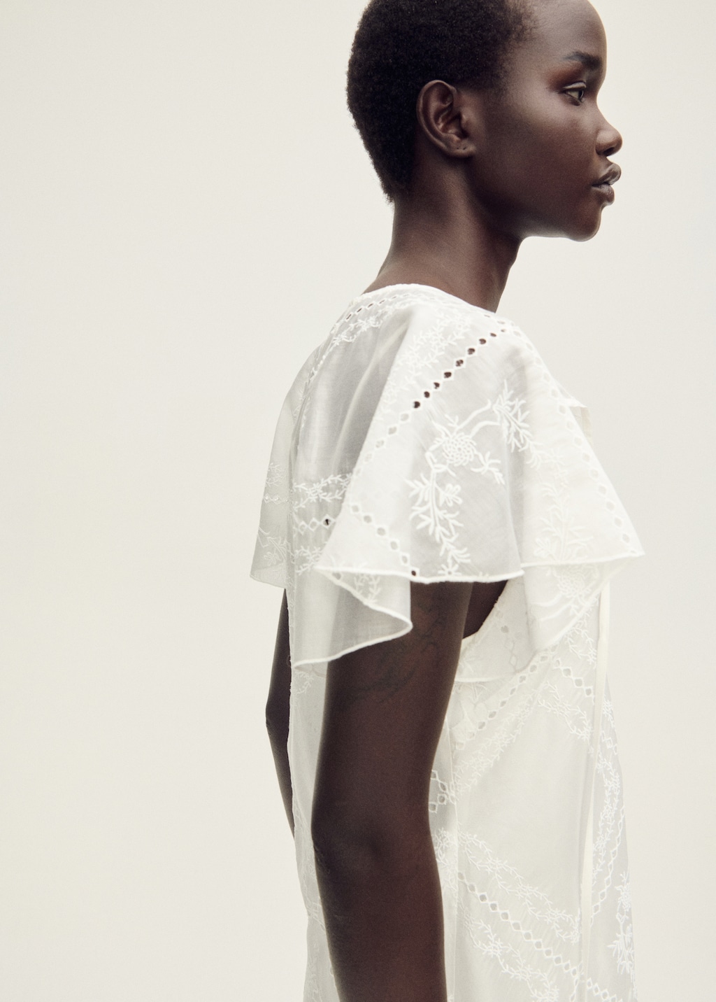 Embroidered dress with lace details